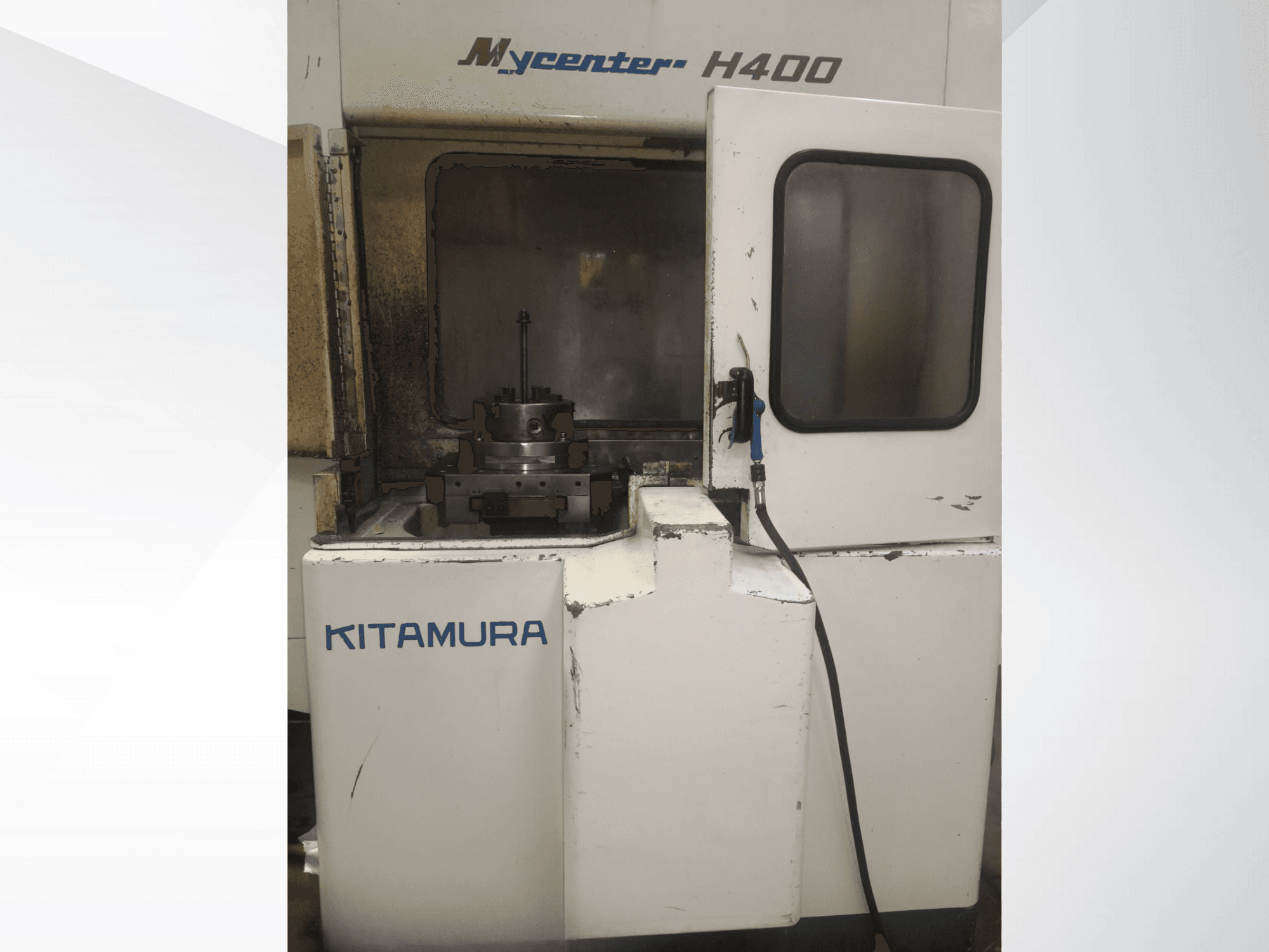 Kitamura Mycenter H400 CNC-gép, elölnézetből, látható munkaterülettel és kezelőpanellel, használati nyomokkal.