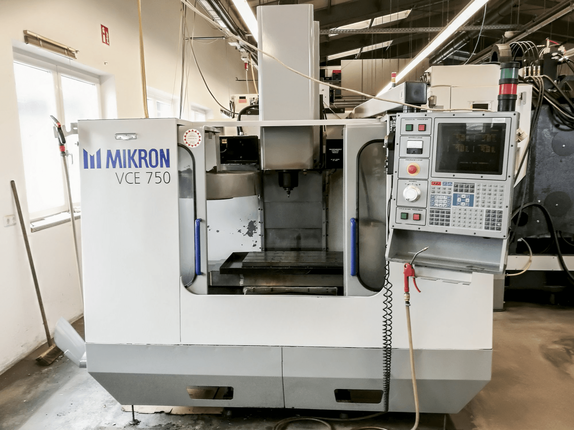 A HAAS VCE 750 gép elölnézete