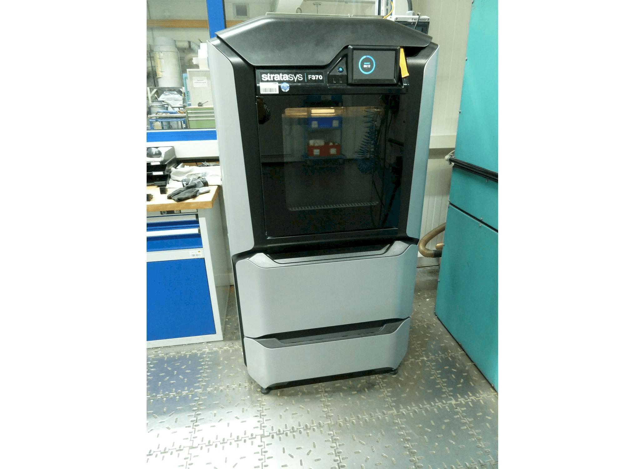 A Stratasys F370 gép elölnézete