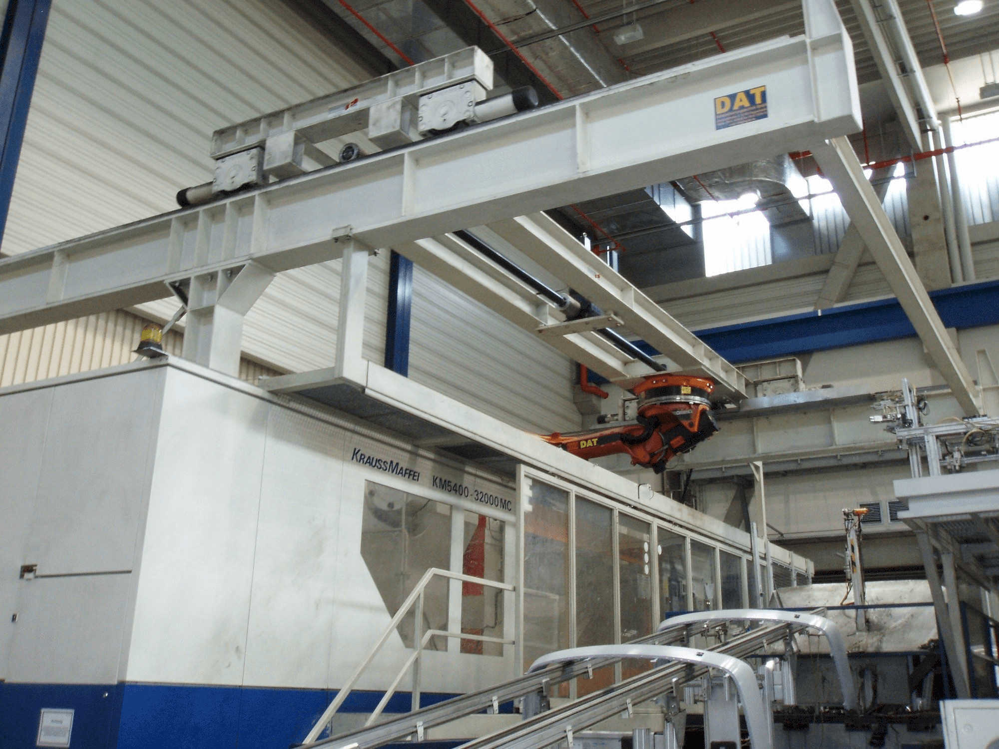 A Krauss Maffei 5400-32000 MC gép elölnézete