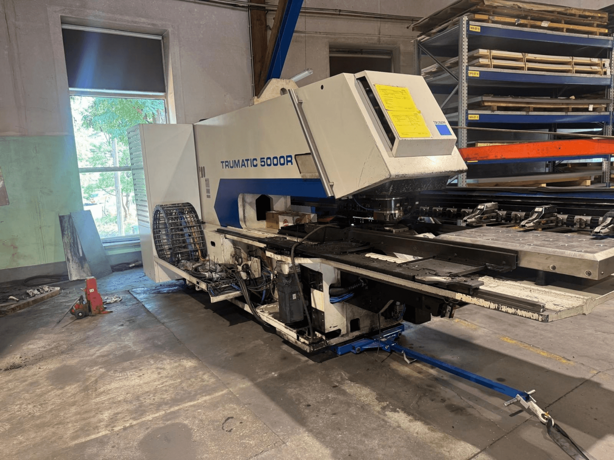 TRUMPF TRUMATIC 5000R CNC lyukasztógép egy műhelyben, elölnézetből, a kezelőszervekkel és a lyukasztási területtel.