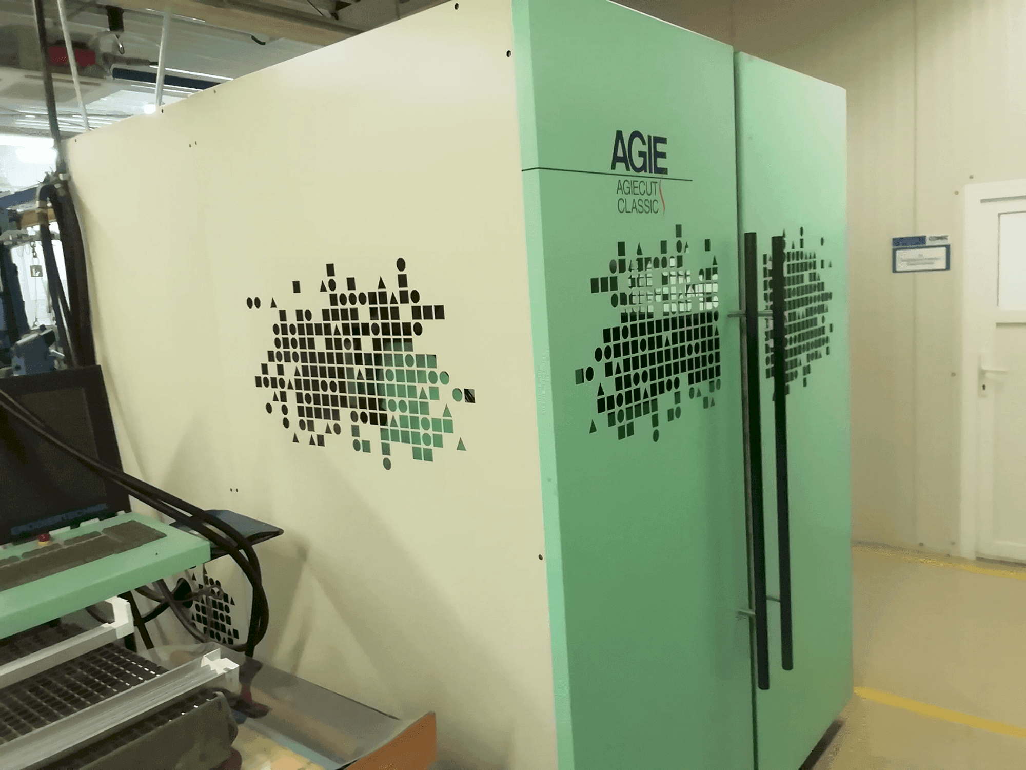 A AGIE Agiecut gép elölnézete