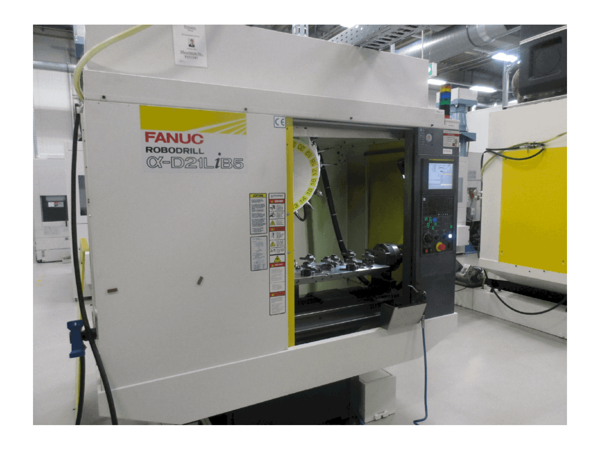 A FANUC ROBODRILL Alpha D21LiB5 gép elölnézete