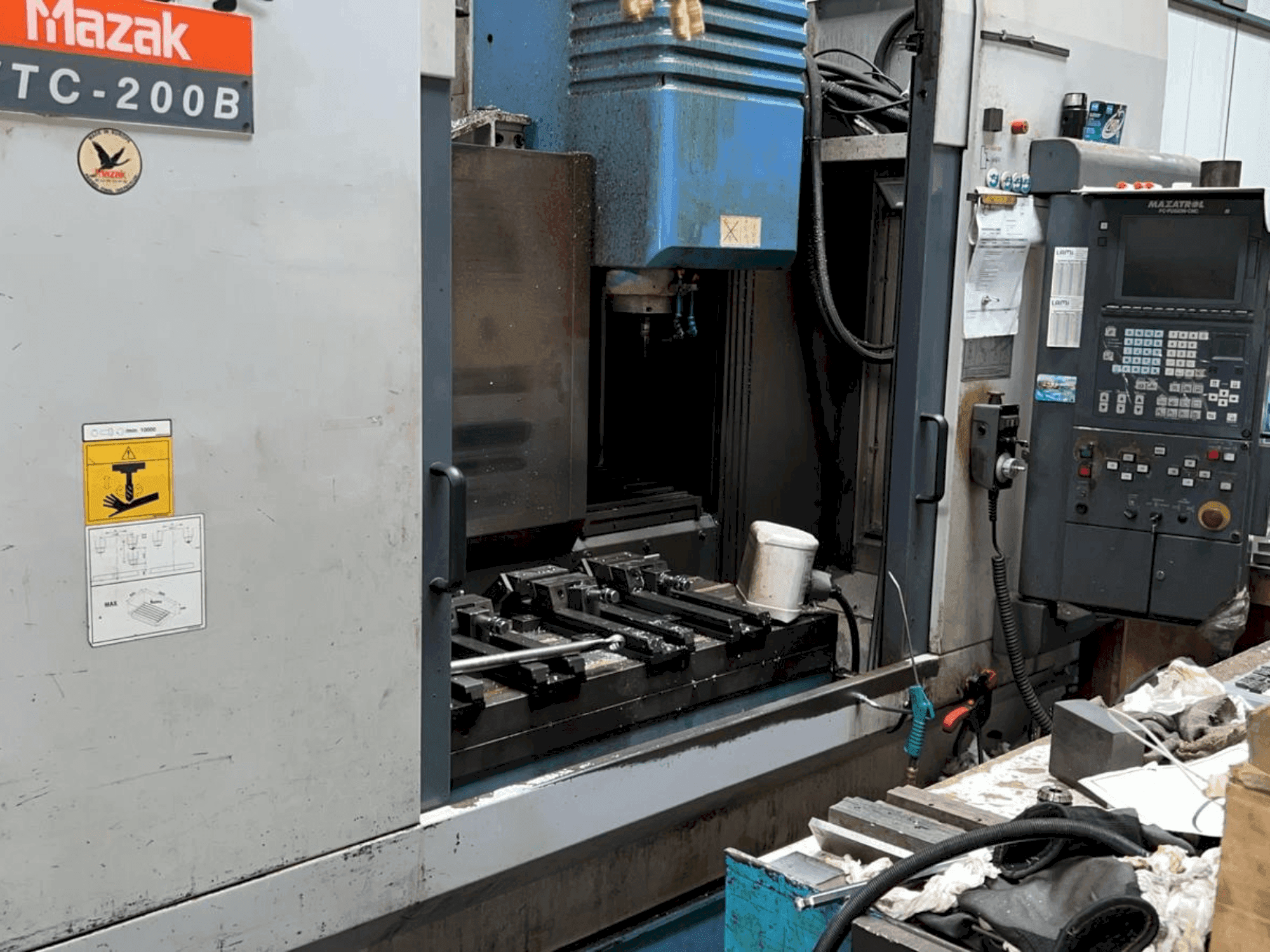 A Mazak VTC-B gép elölnézete