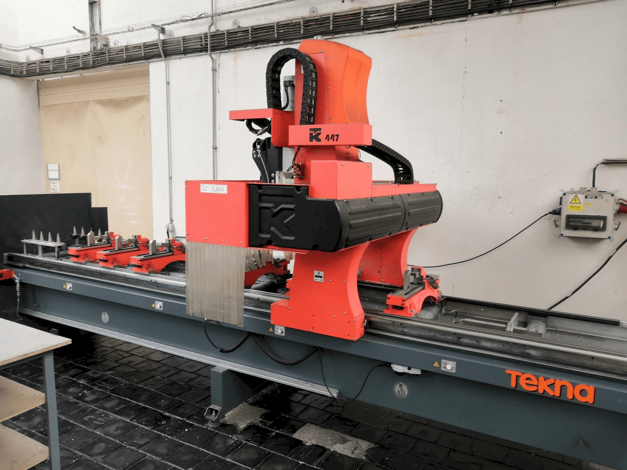 A Tekna TK447/4 gép elölnézete
