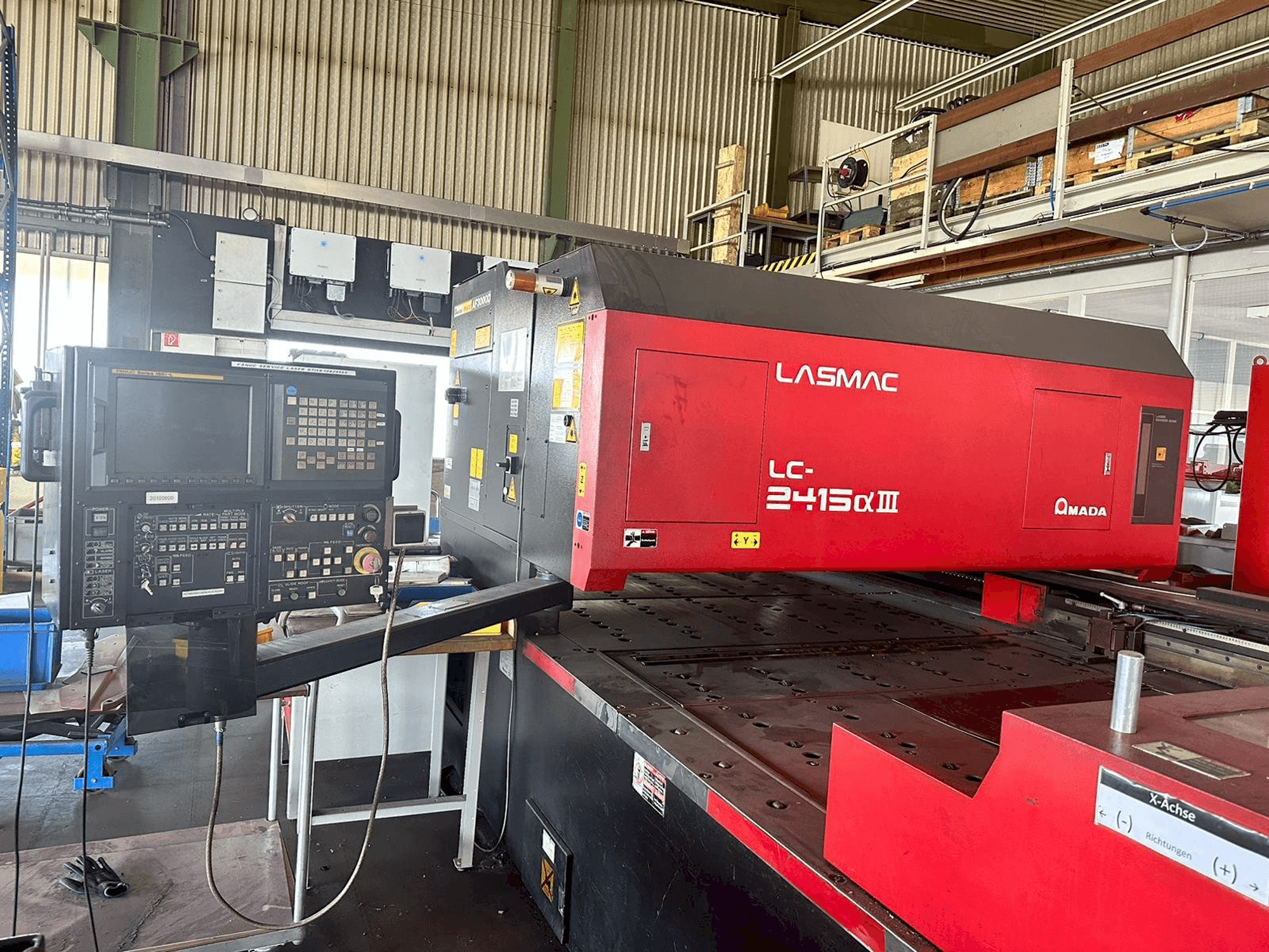A AMADA LC2415 A3 gép elölnézete