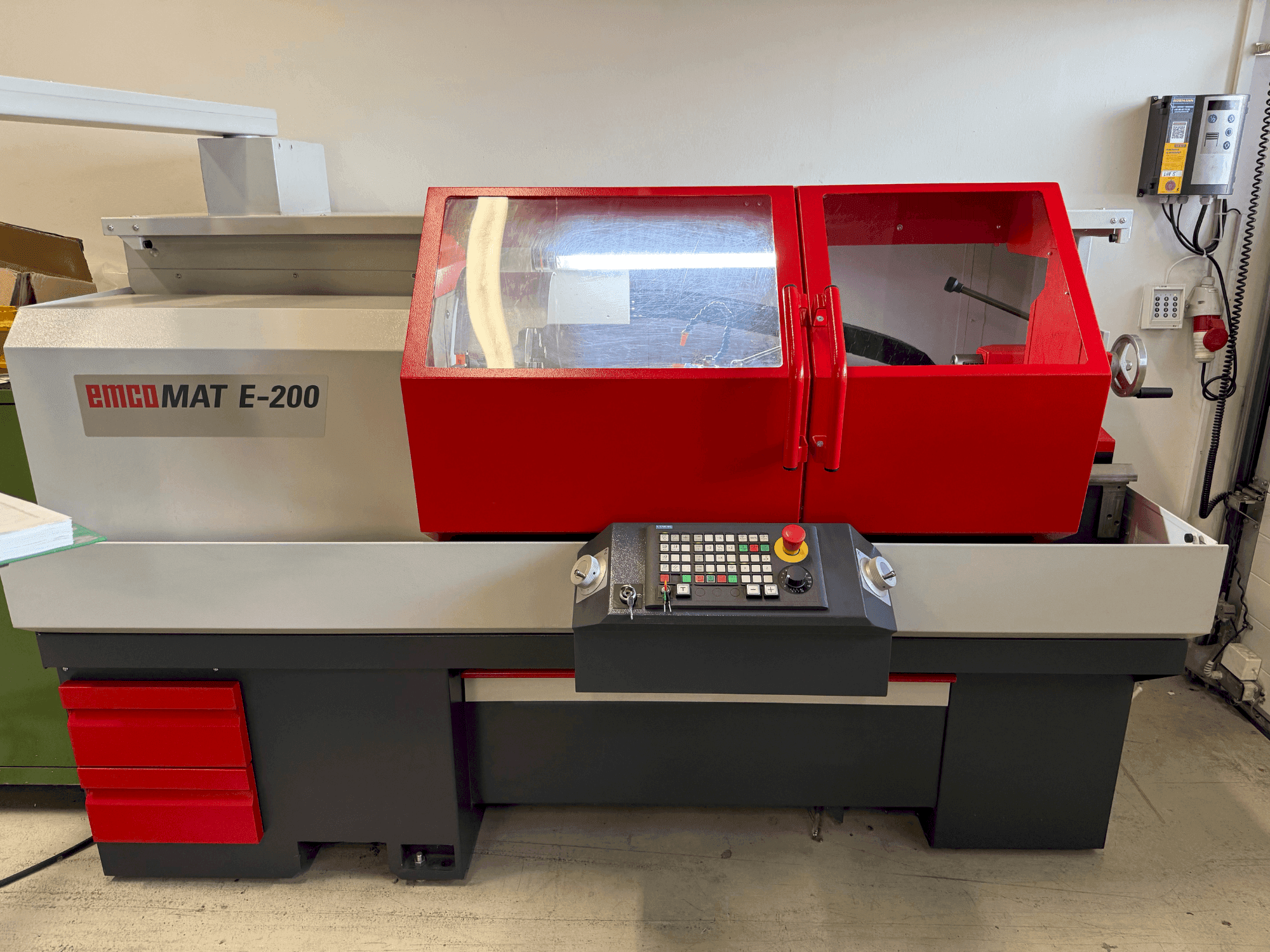 A EMCO Emcomat E-200 gép elölnézete