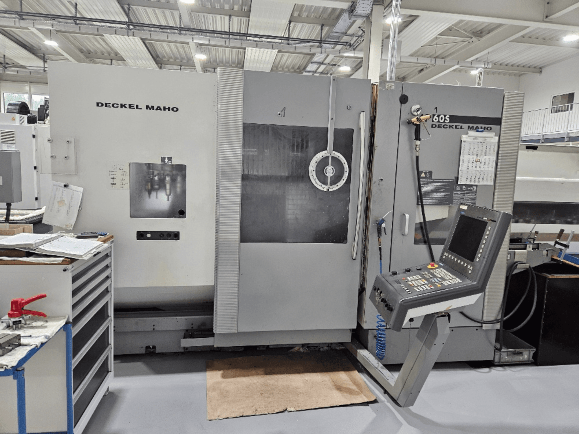 Deckel Maho 605 CNC-gép, vezérlőpanel és működési jellemzők, szemből, műhelyben.