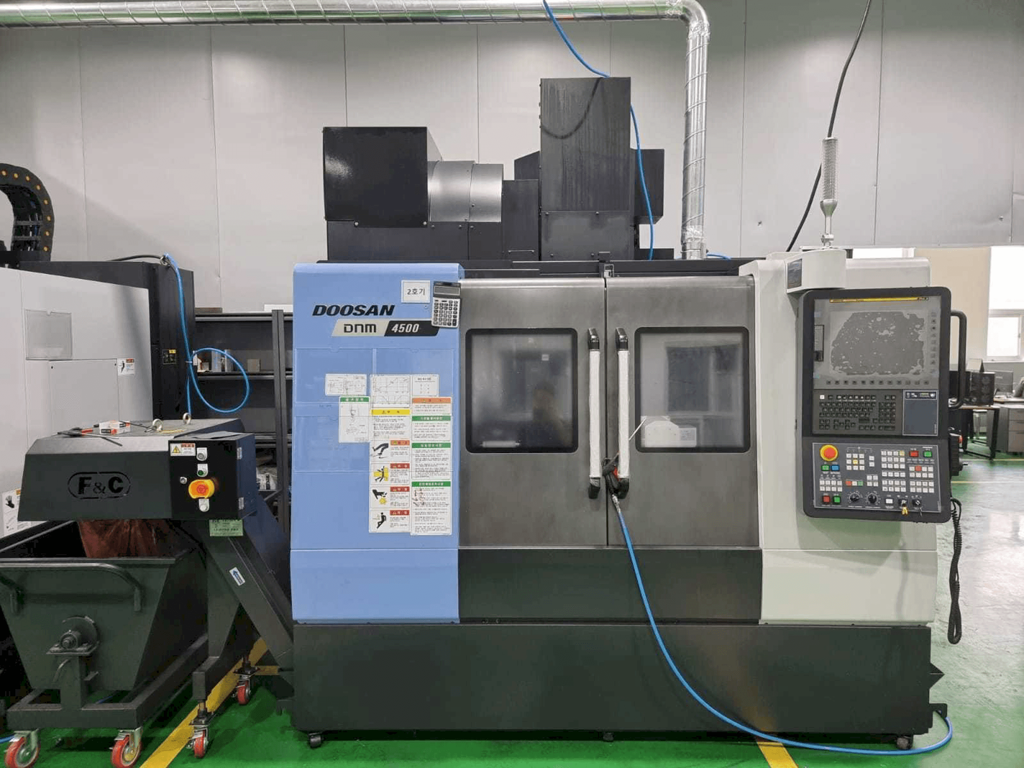 A Doosan DNM 4500 gép elölnézete