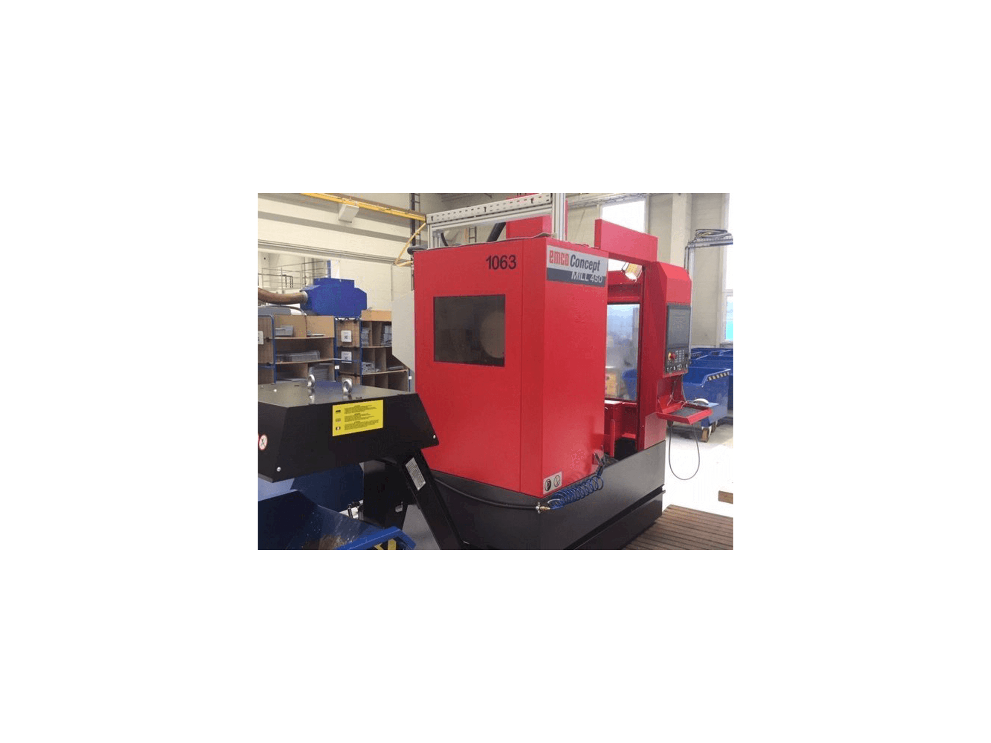 A EMCO Concept Mill 450 gép elölnézete