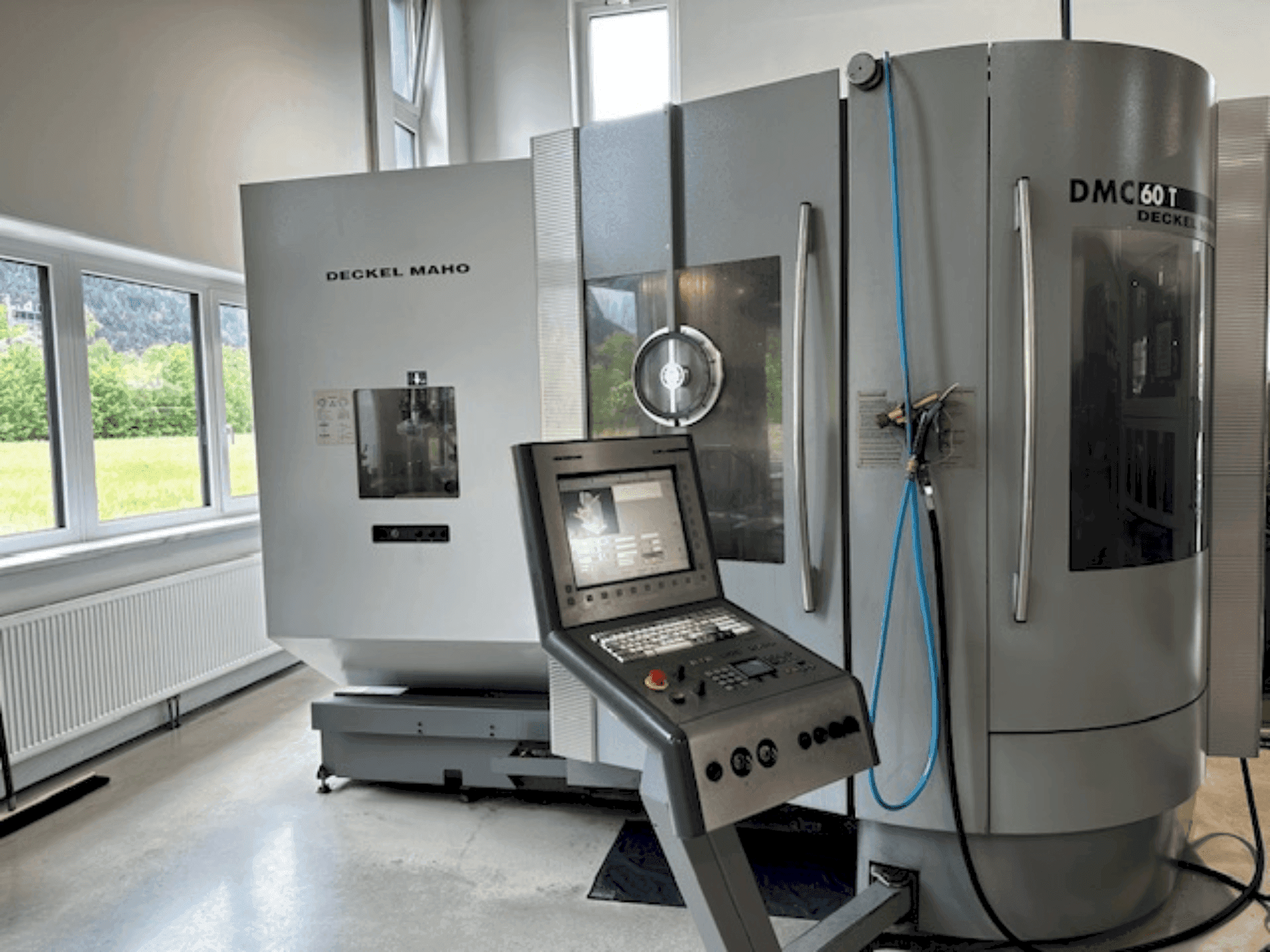 A DMG DECKEL MAHO DMC 60T gép elölnézete