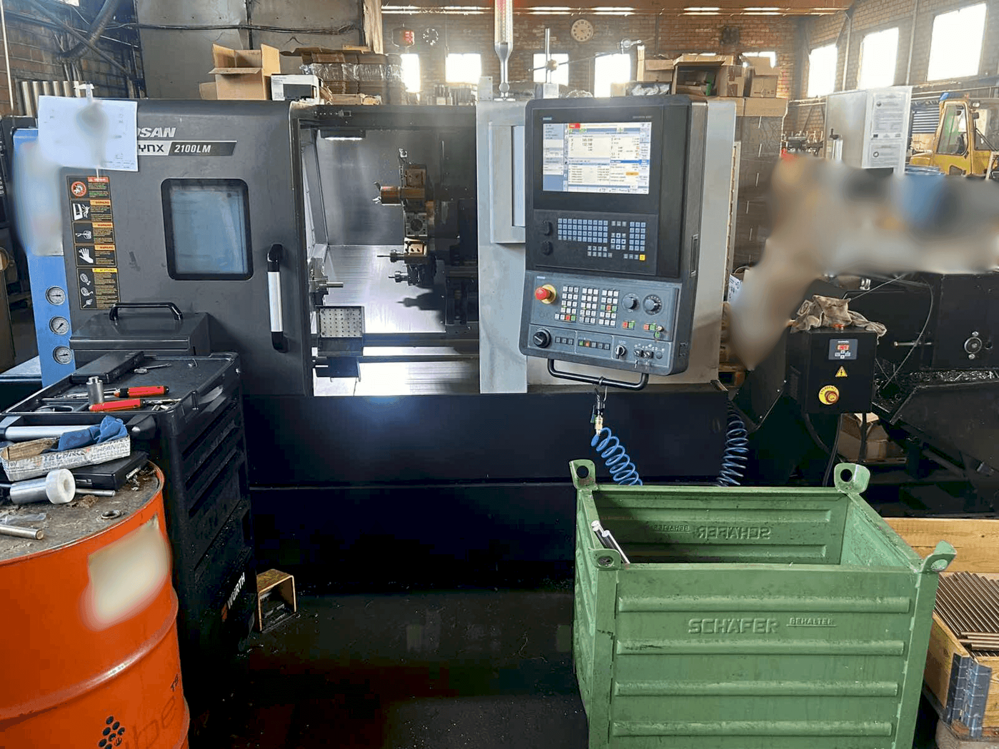 A DOOSAN LYNX 2100 LMB gép elölnézete
