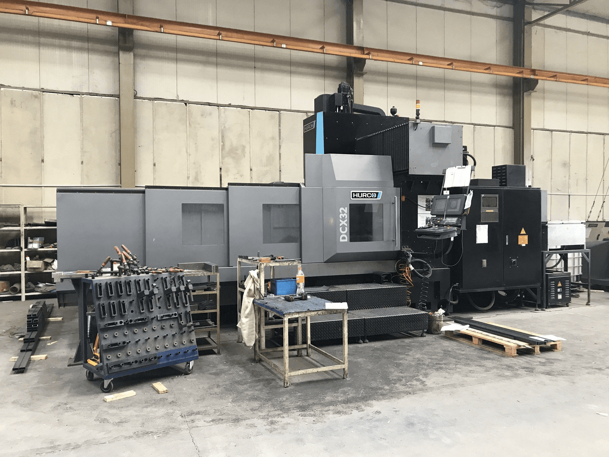 A Hurco DCX32/50T gép elölnézete