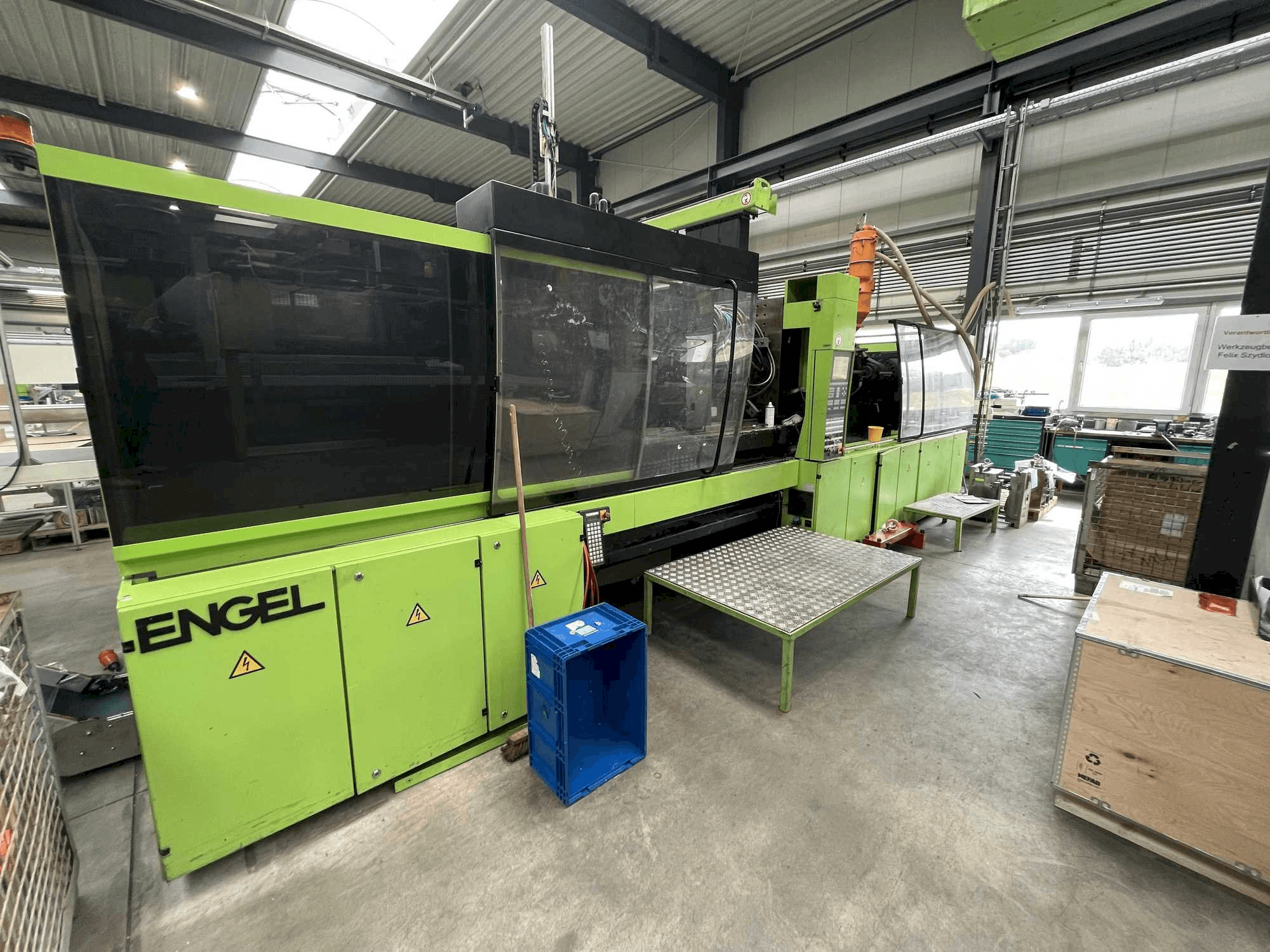 A Engel ES 2550/400 HL-V gép elölnézete