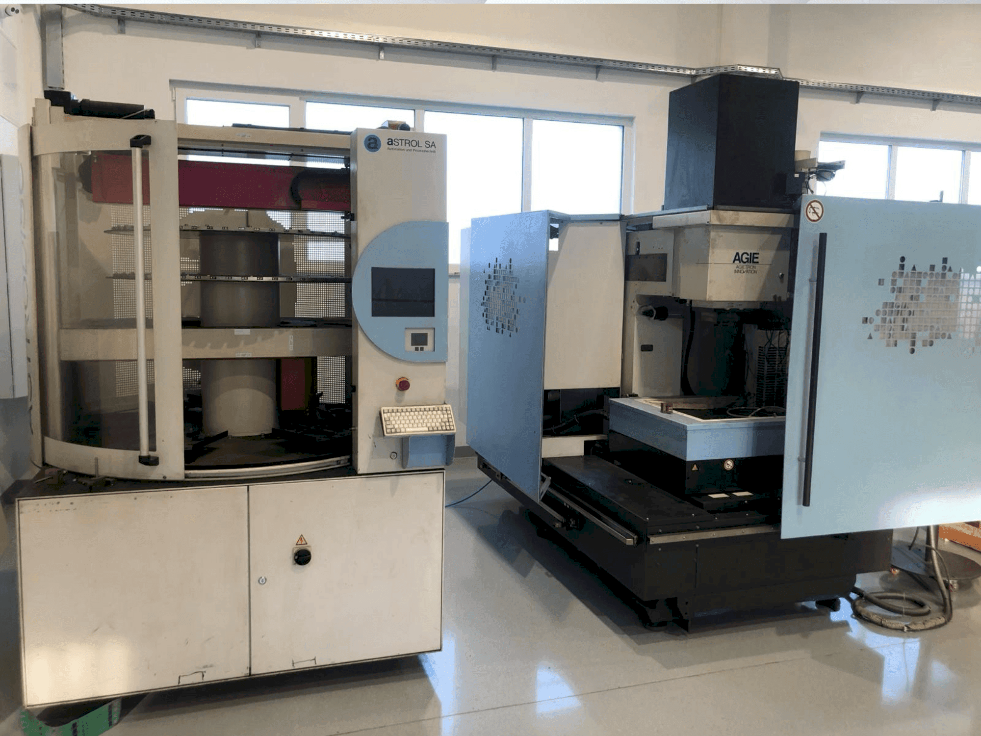 A AGIE AGIETRON Innovation 2 gép elölnézete