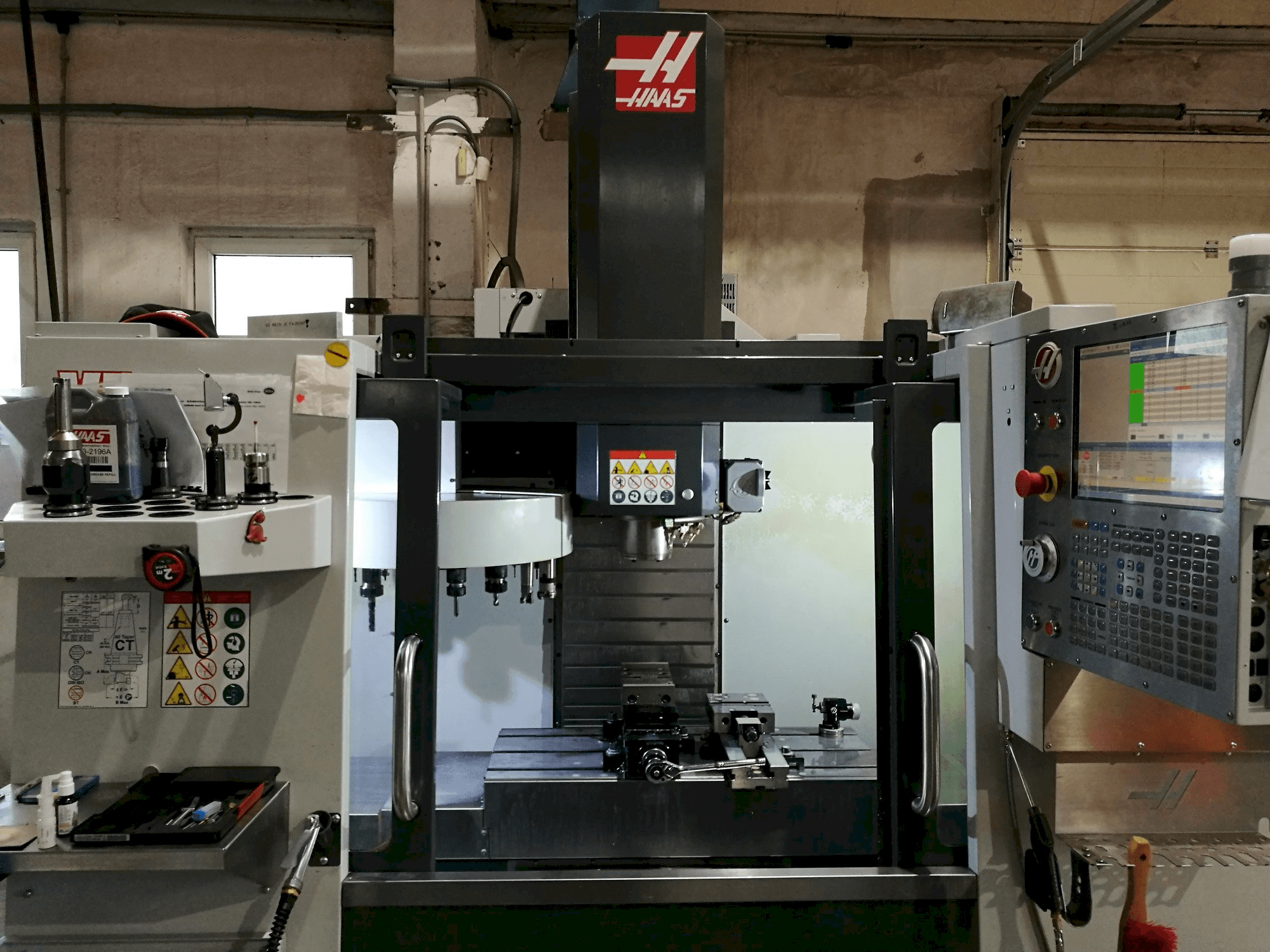 A HAAS VF-2 gép elölnézete