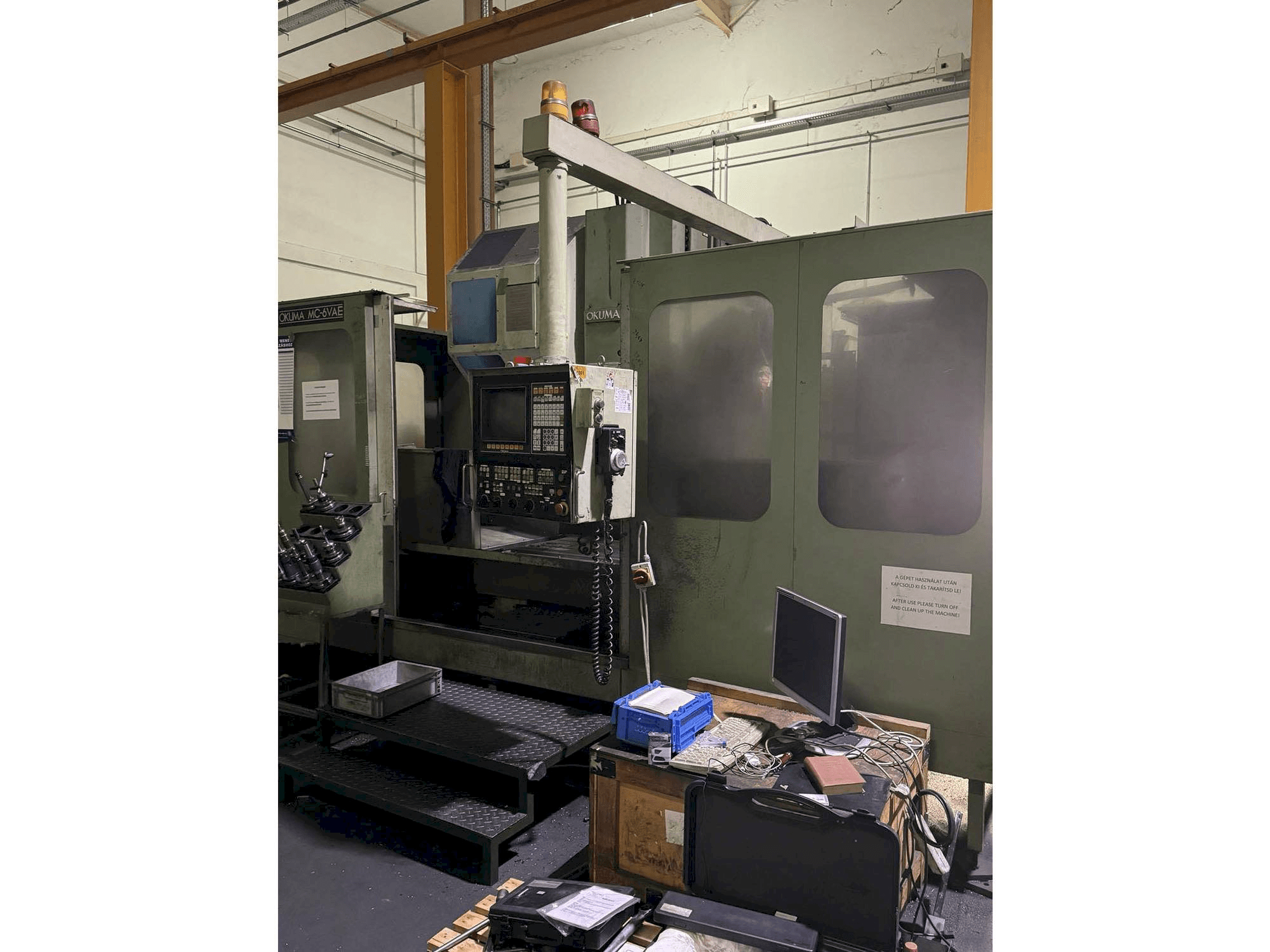 A Okuma MC - 6VAE gép elölnézete