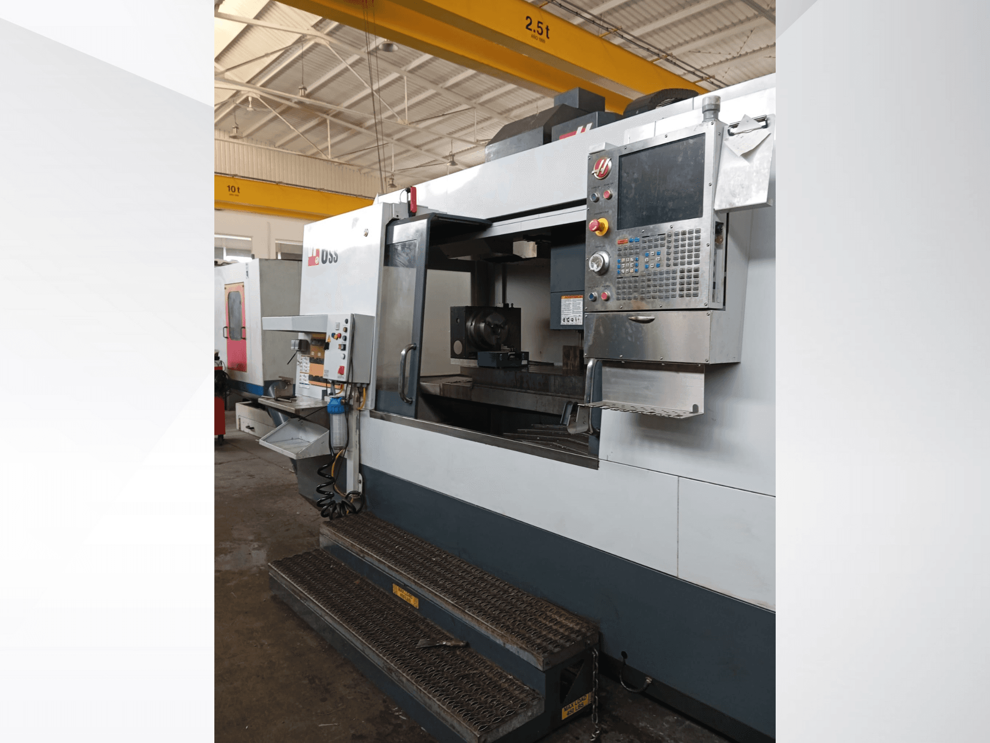 Haas CNC marógép, előlnézet, a vezérlőpanel, a munkaterület és a hozzáférés részletes lépései.