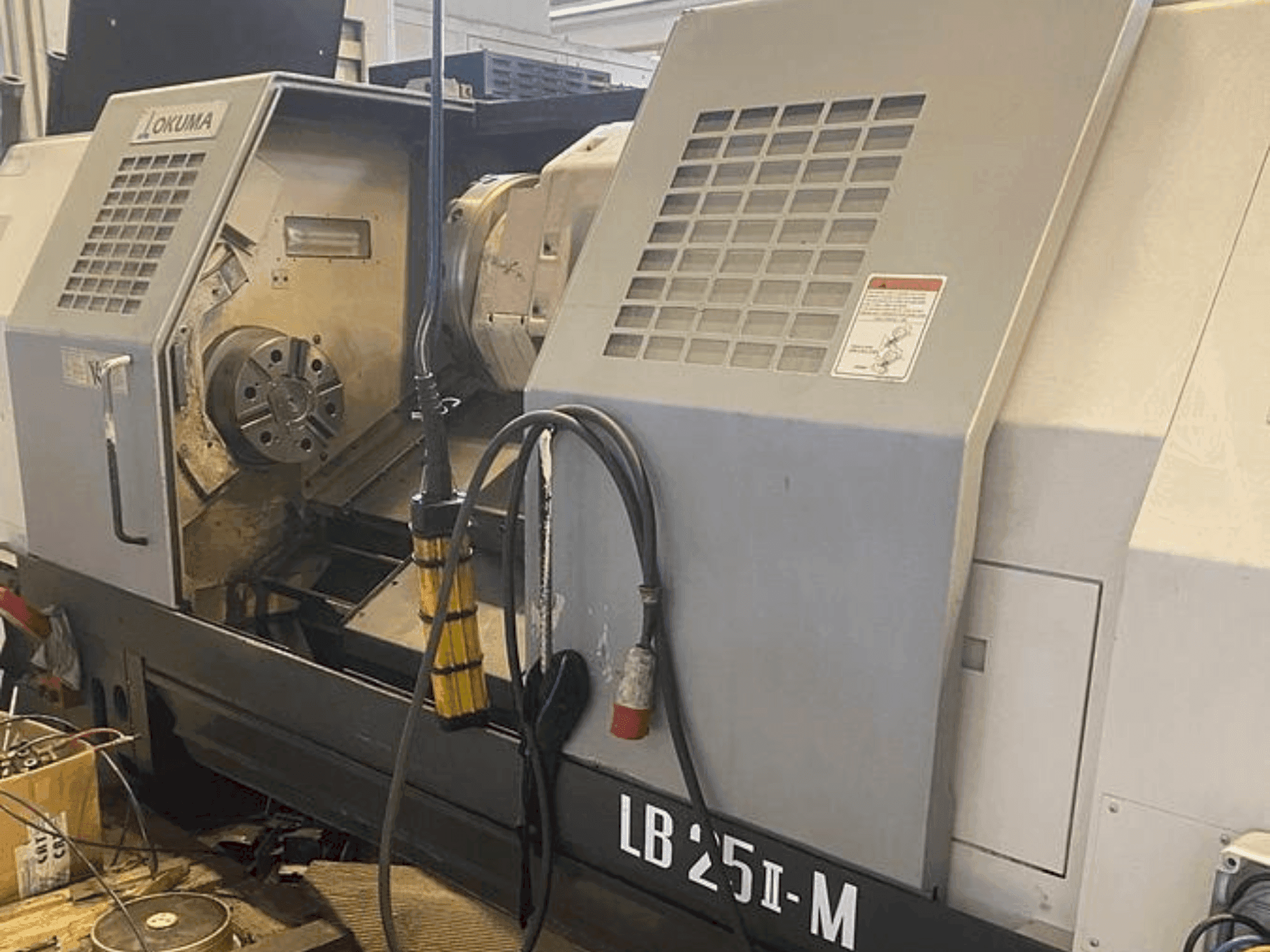 A Okuma LB 25 II-M gép elölnézete