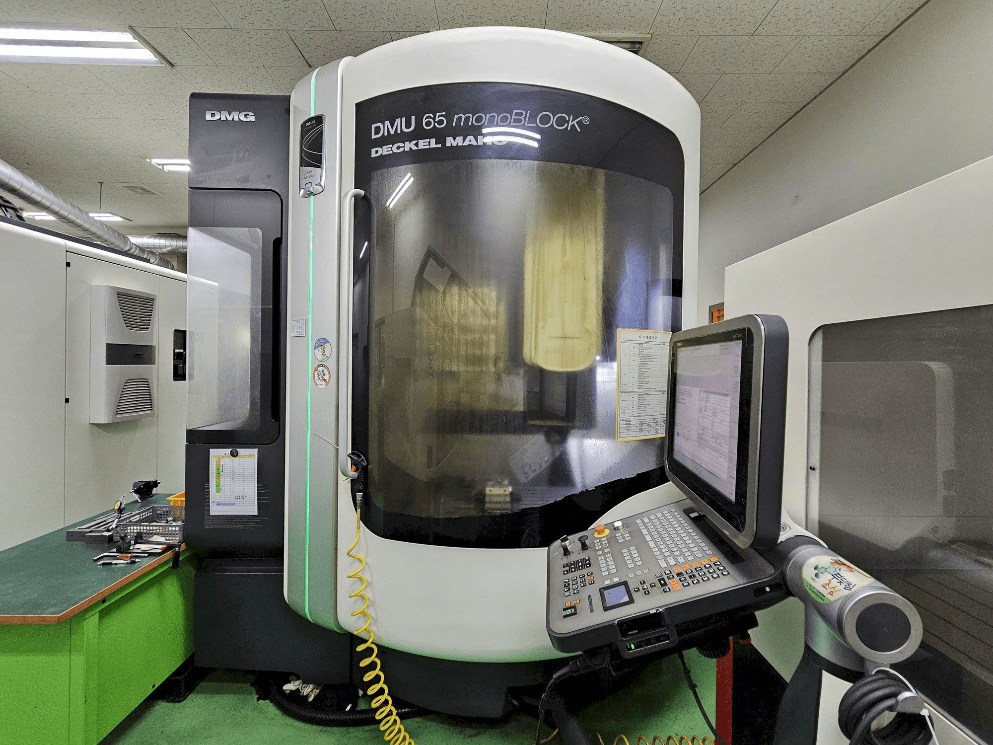 A DECKEL MAHO DMU 65 monoBlock gép elölnézete