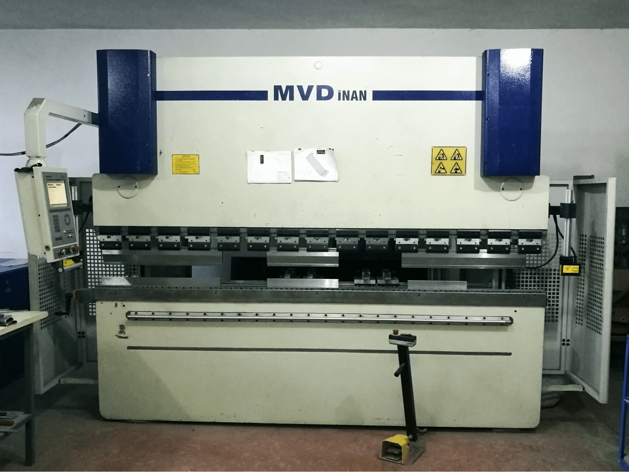 A MVD Inan CNC 30/120 gép elölnézete
