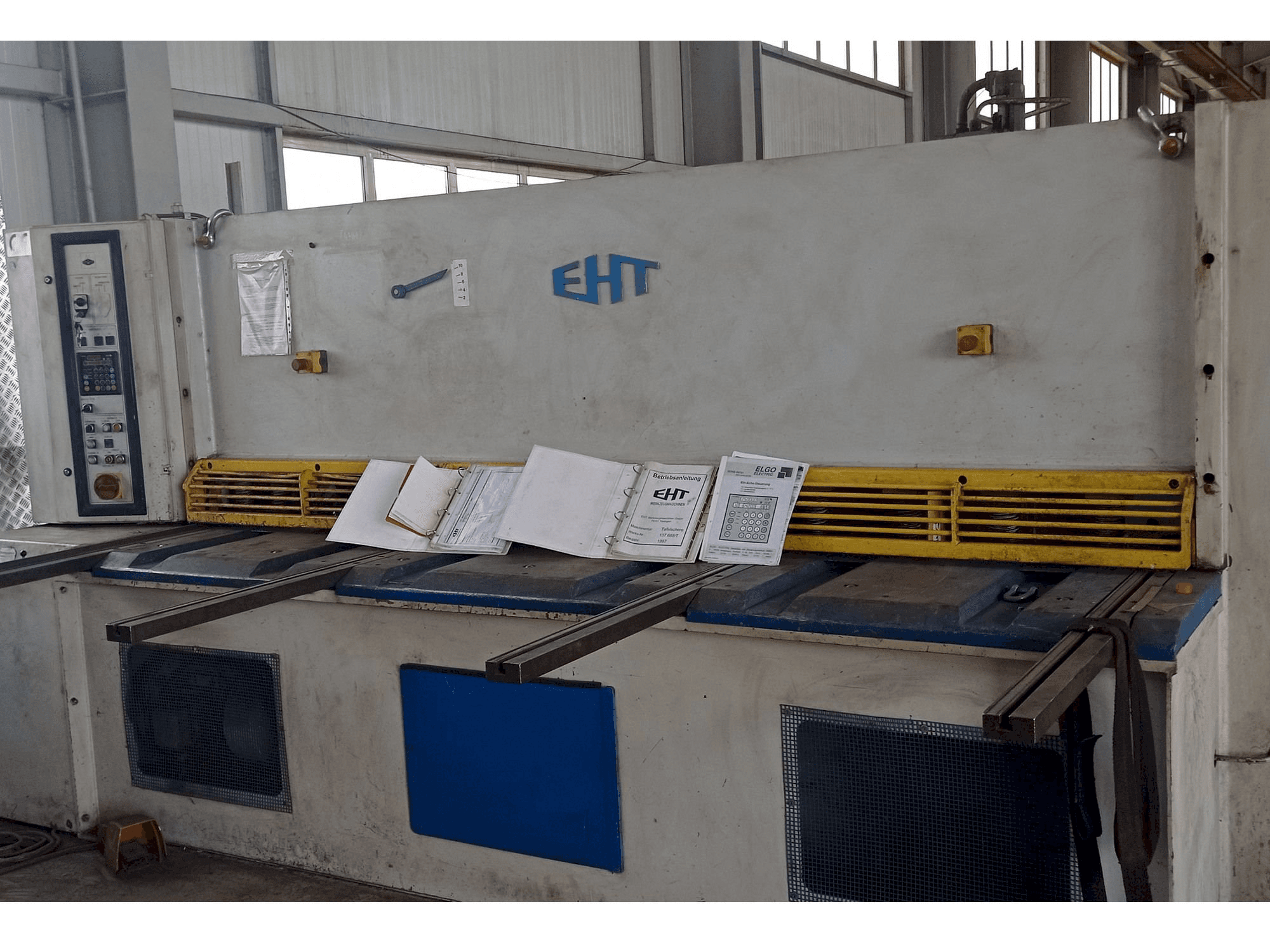 A EHT Ecocut 10-31 gép elölnézete