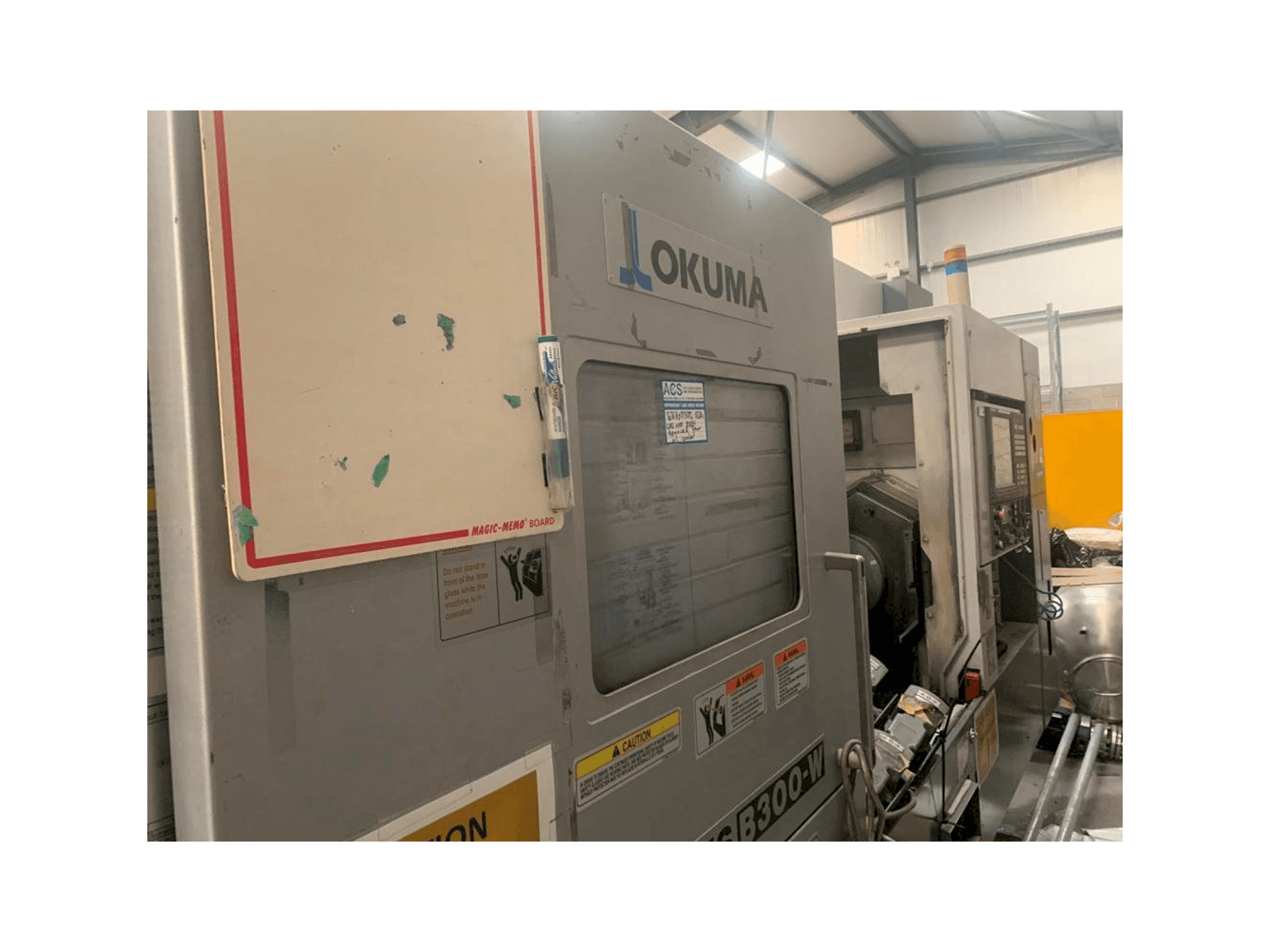 A Okuma Multus B-300W gép elölnézete