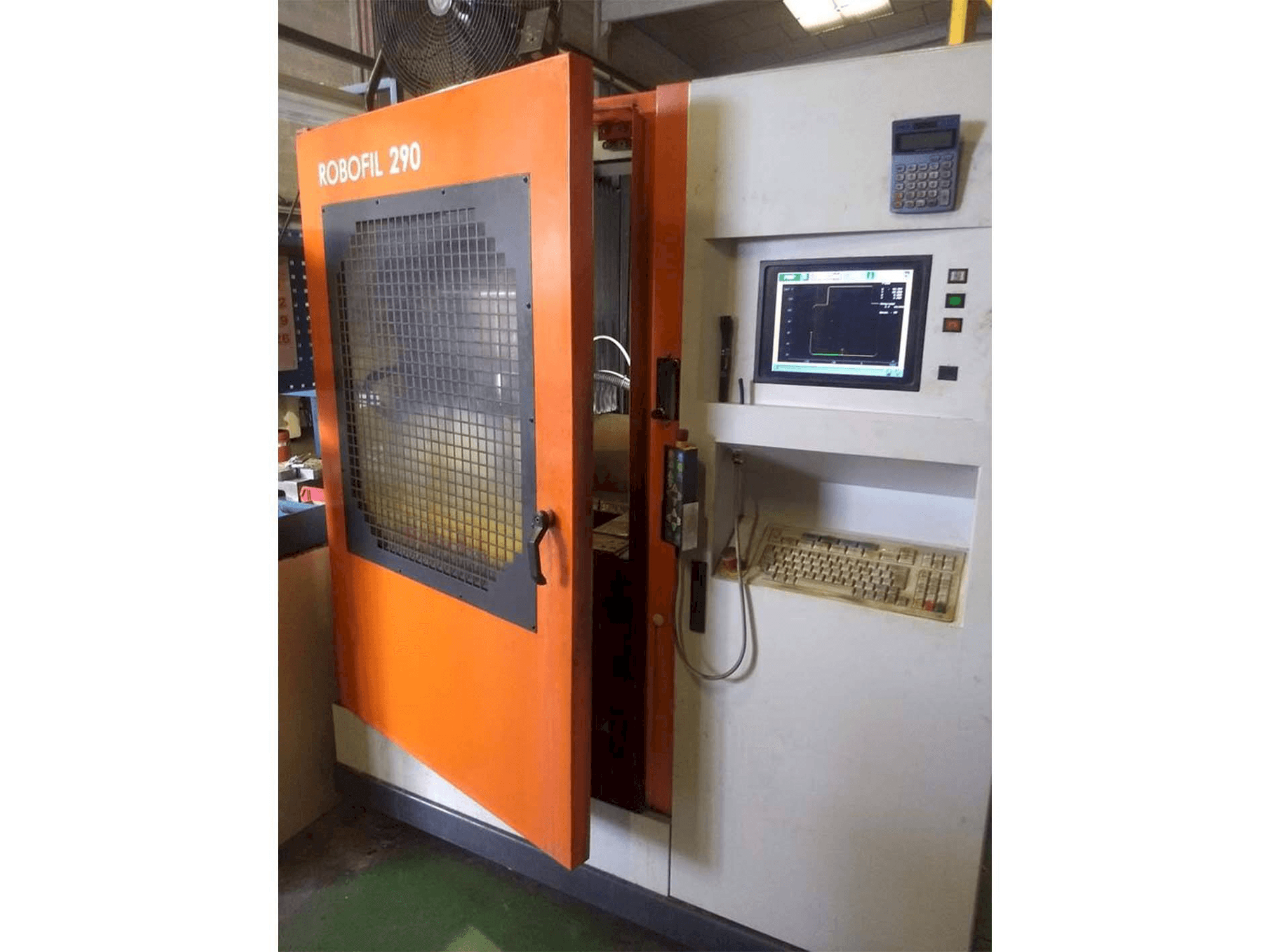 A CHARMILLES Robofil 290P gép elölnézete