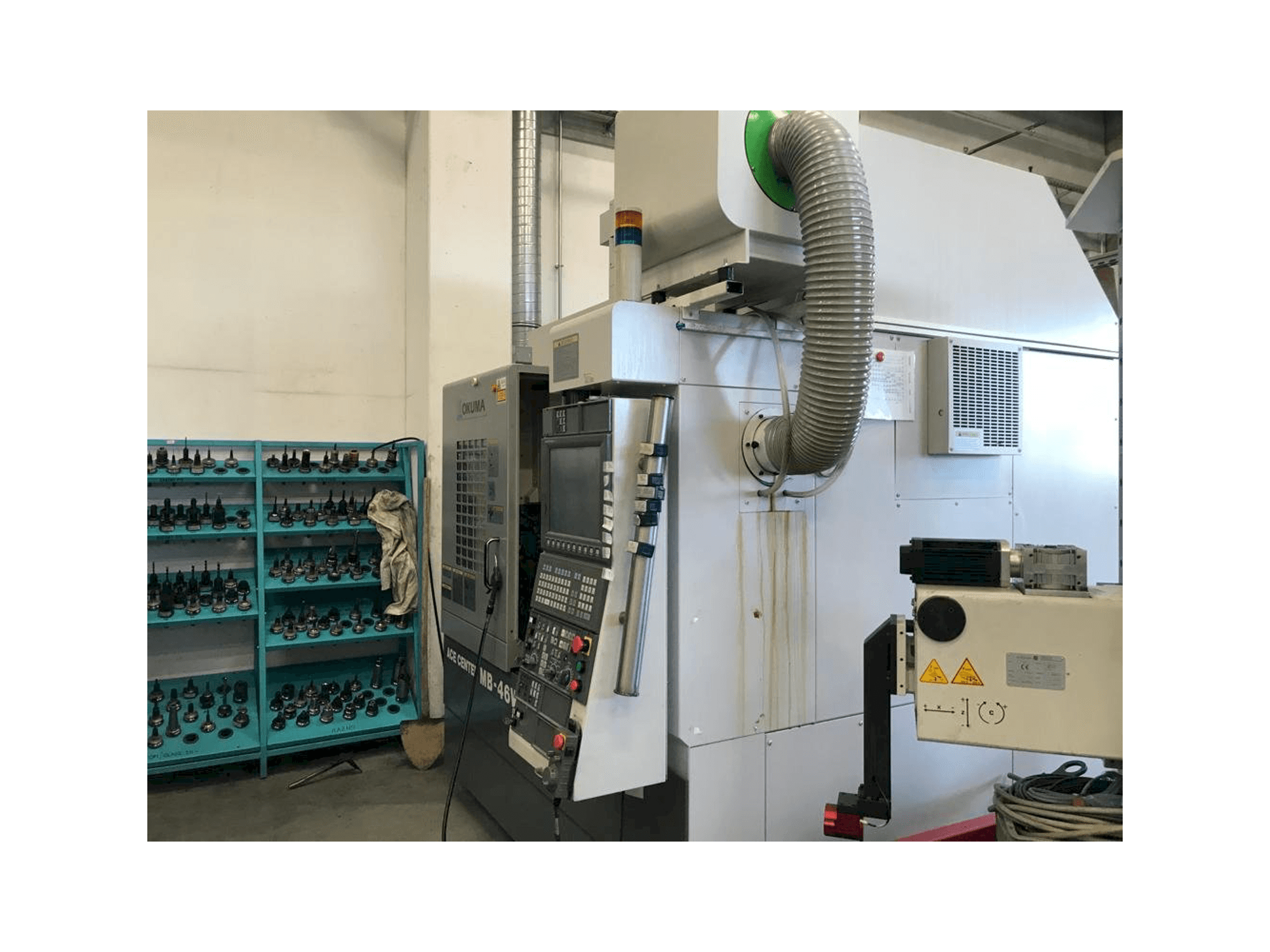 A Okuma MB 46 VAE gép jobb oldali nézete