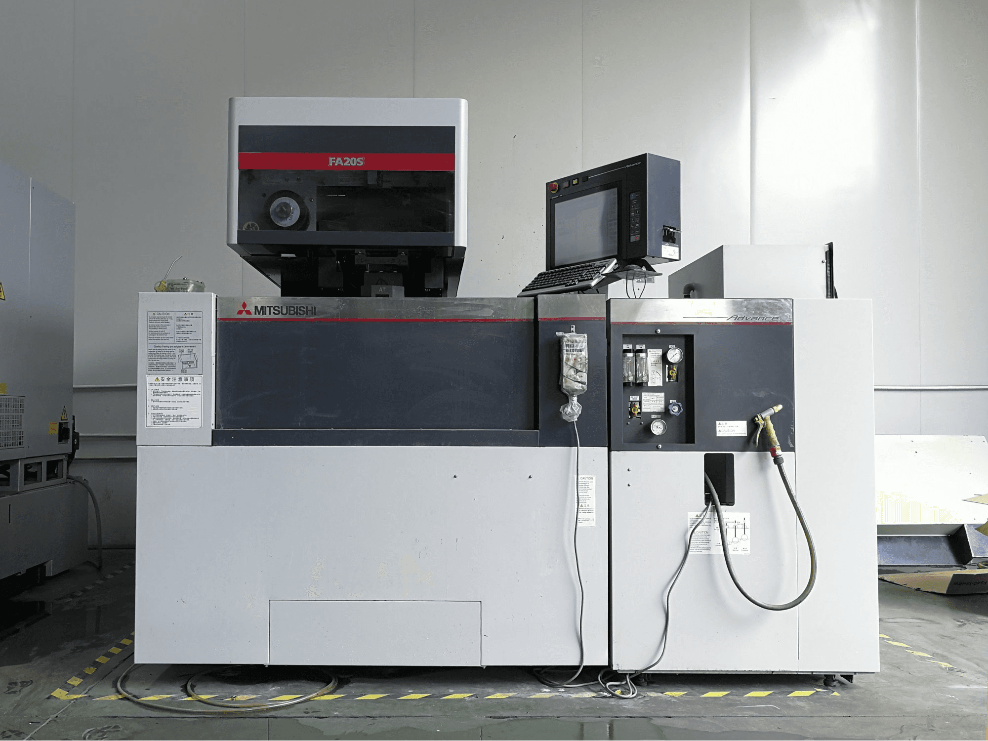 A Mitsubishi Electric FA20S gép elölnézete