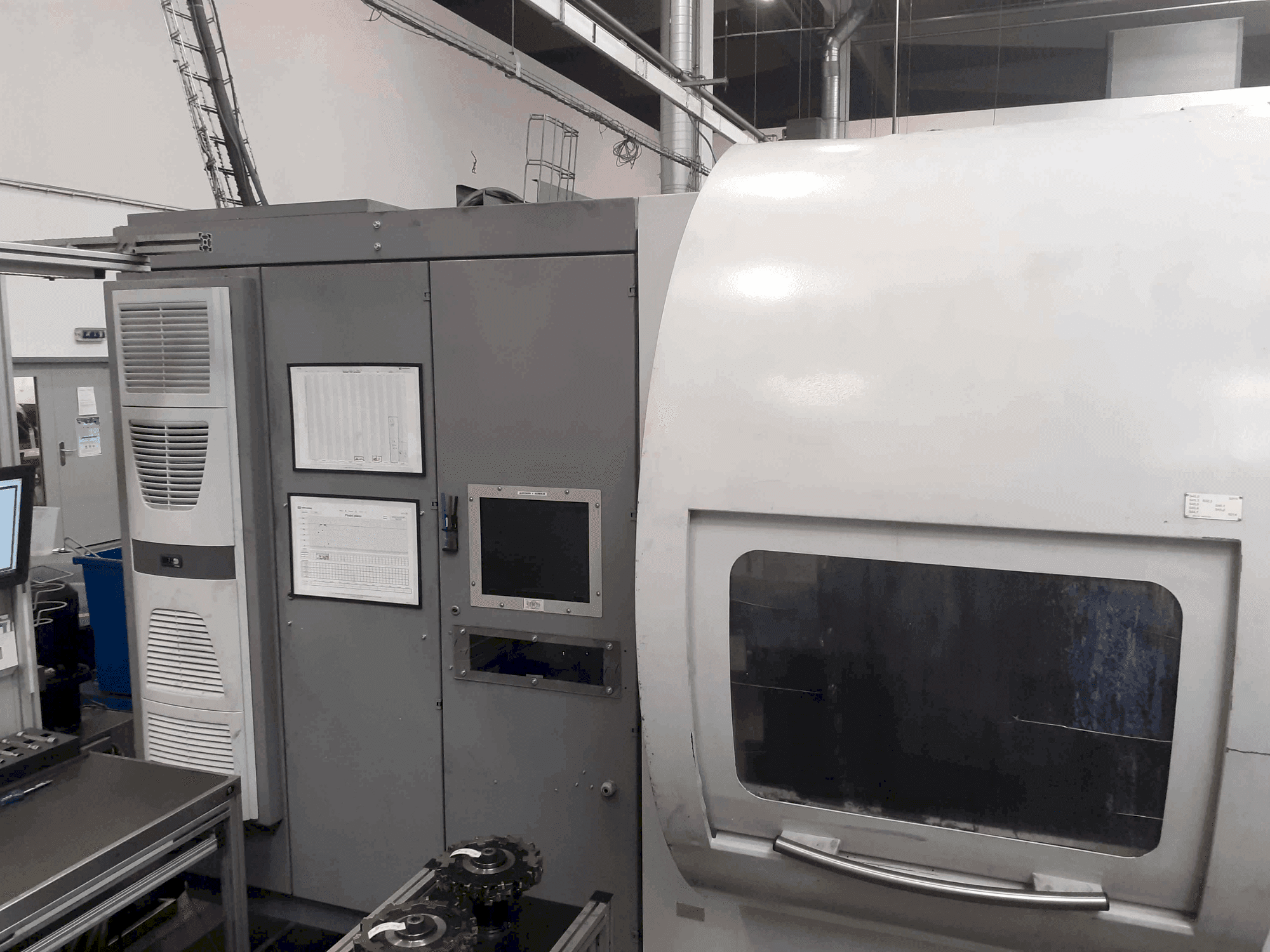 A DECKEL MAHO DMC 80 H gép elölnézete