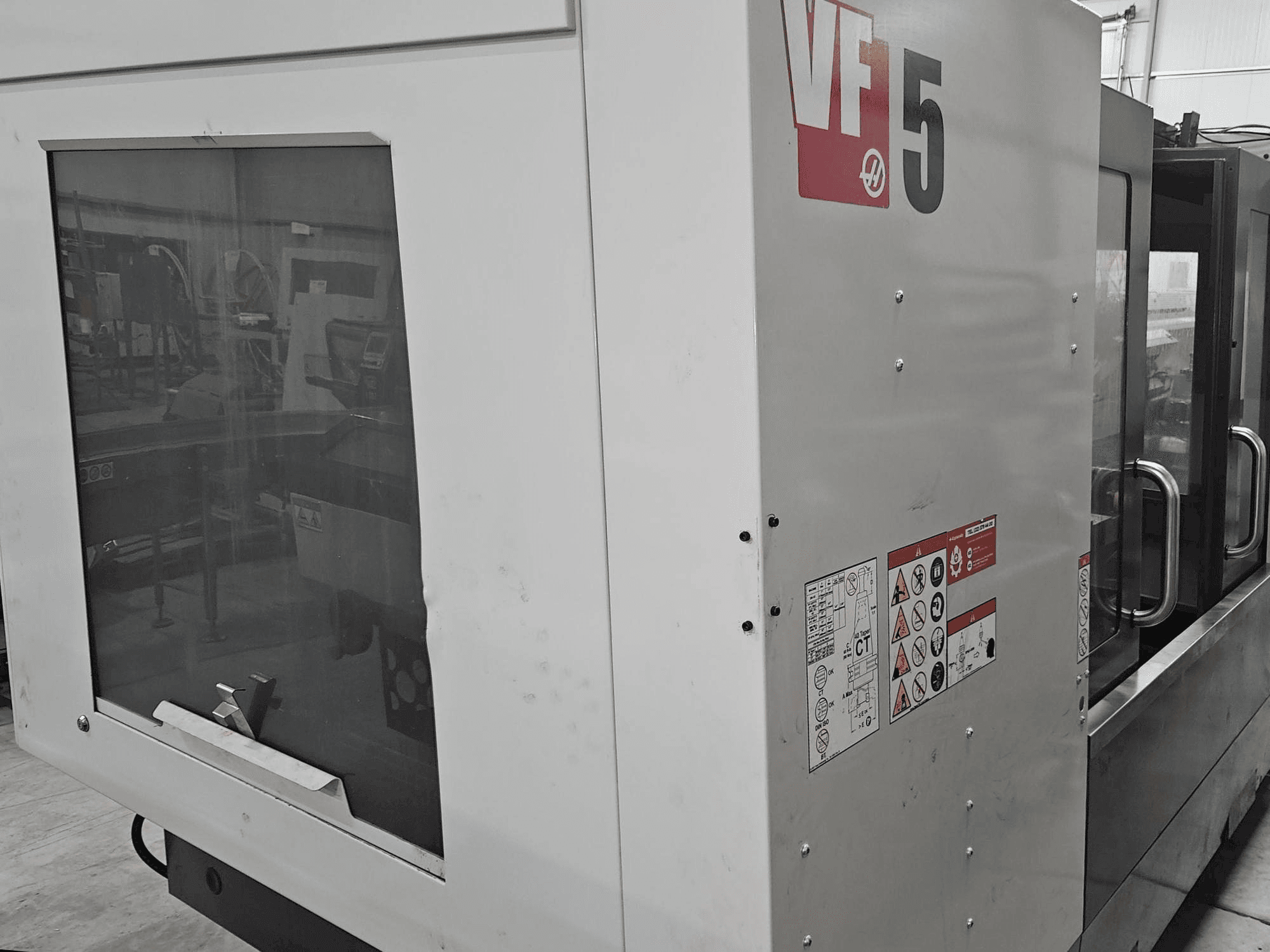 A HAAS VF-5/40 gép elölnézete