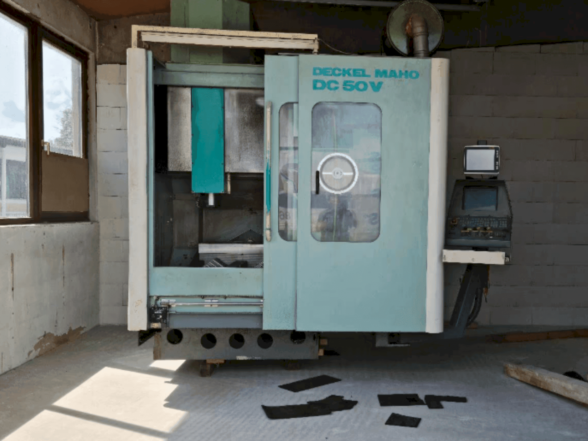 A DECKEL MAHO DC 50 V gép elölnézete