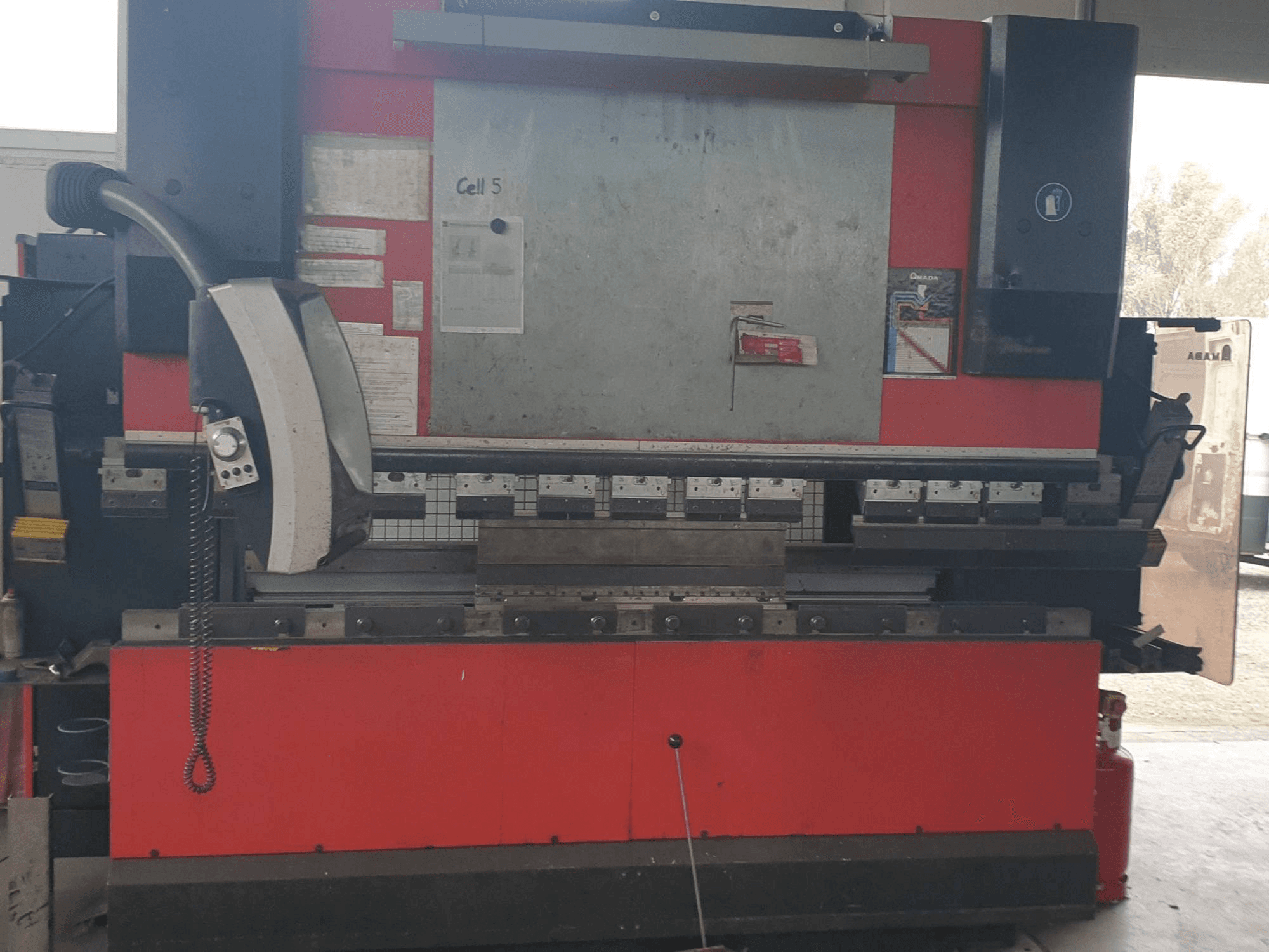 A AMADA HFE 8025/7 gép elölnézete