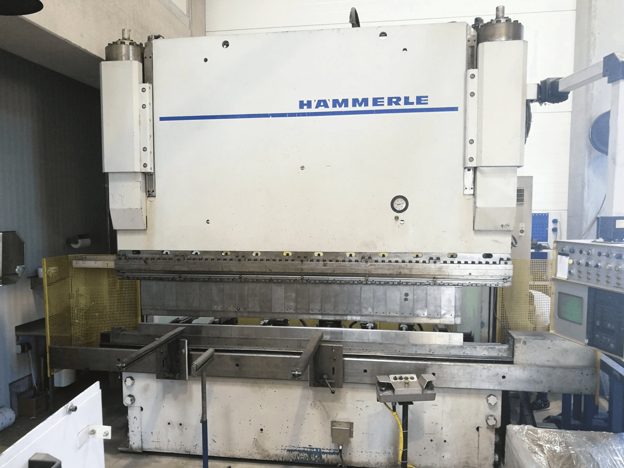 A HAEMMERLE AP200-3100 gép elölnézete