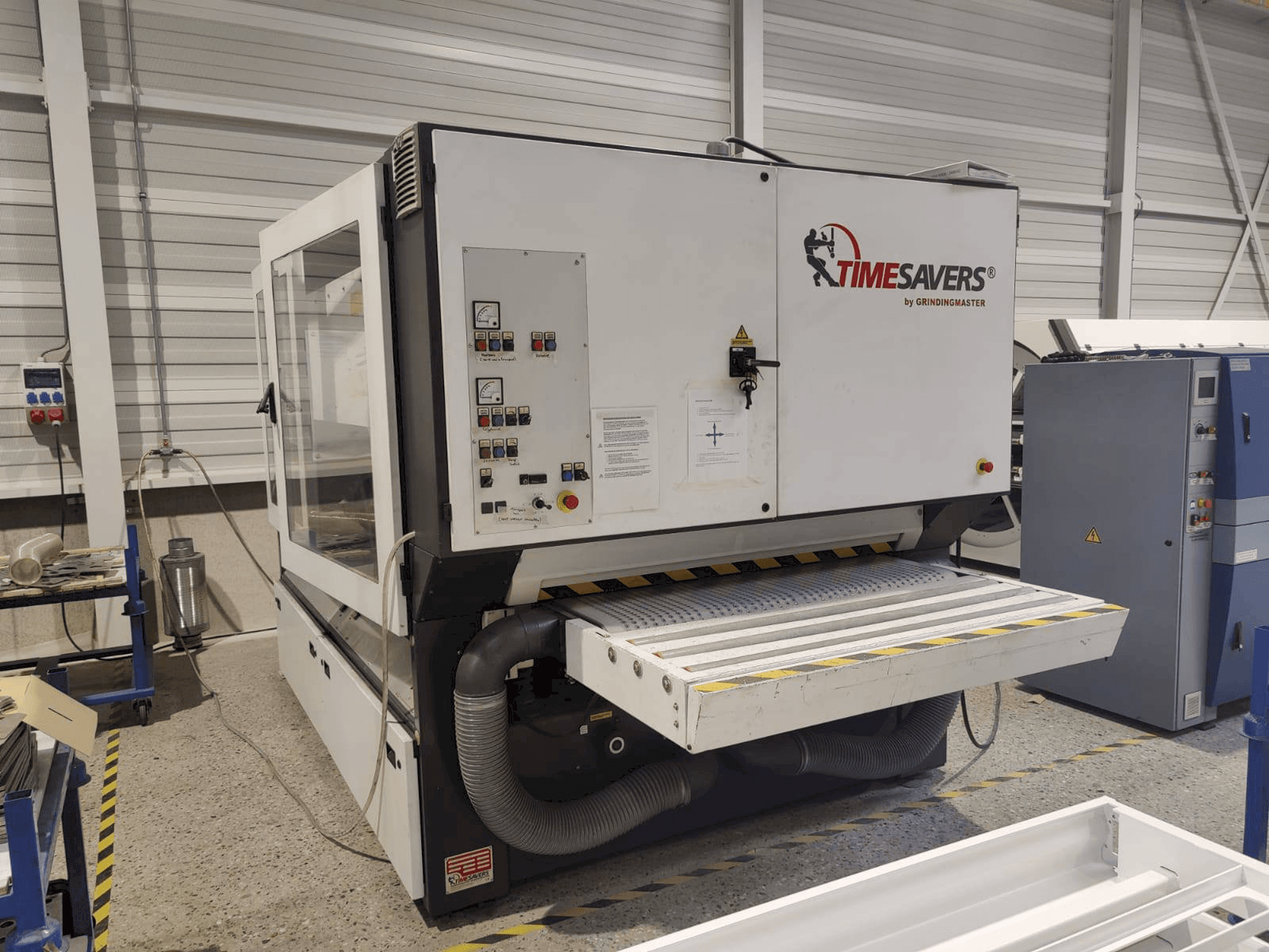 A TIMESAVERS 42-series-1350-WRB gép elölnézete