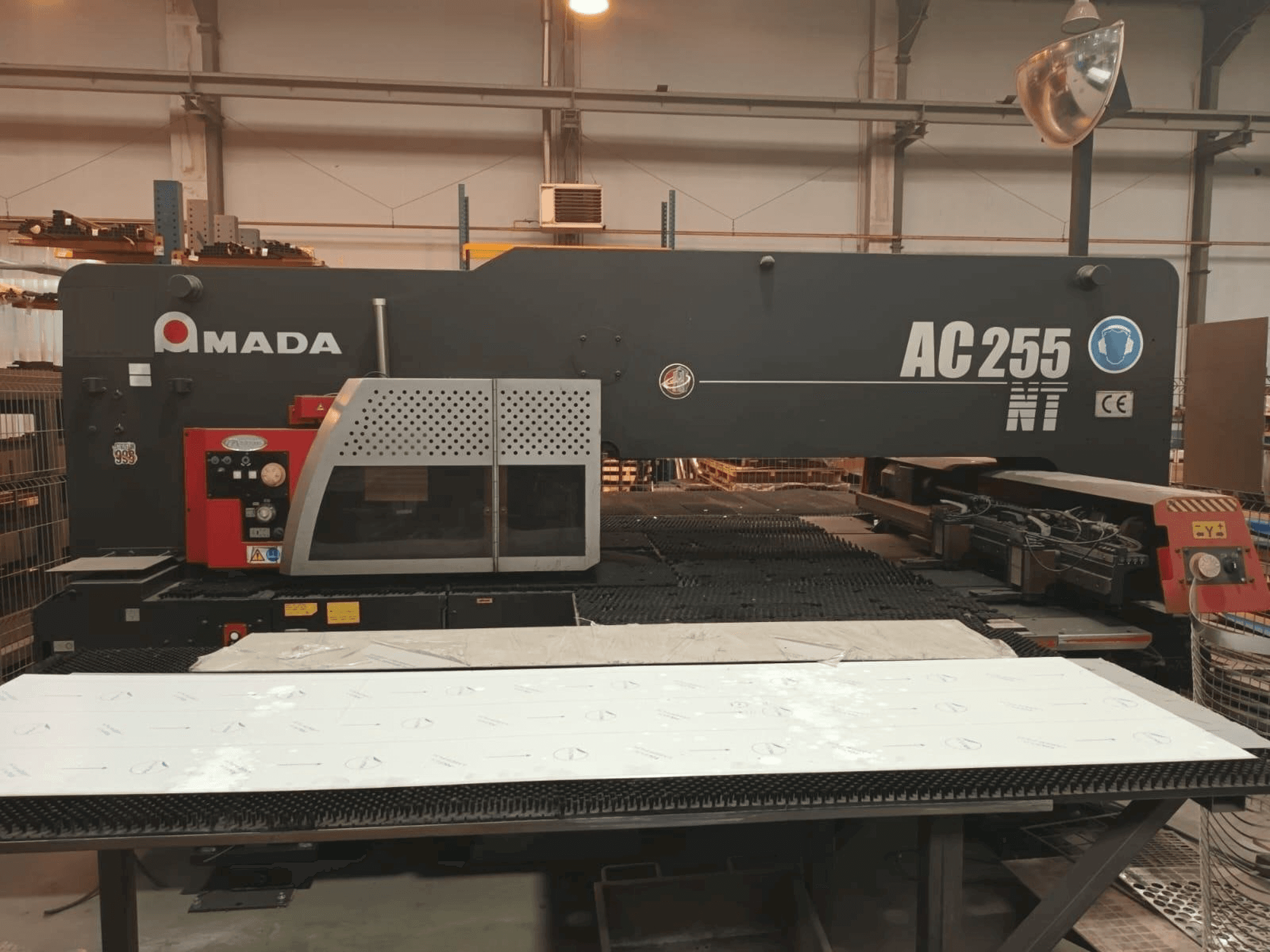A AMADA AC 255 NT gép elölnézete