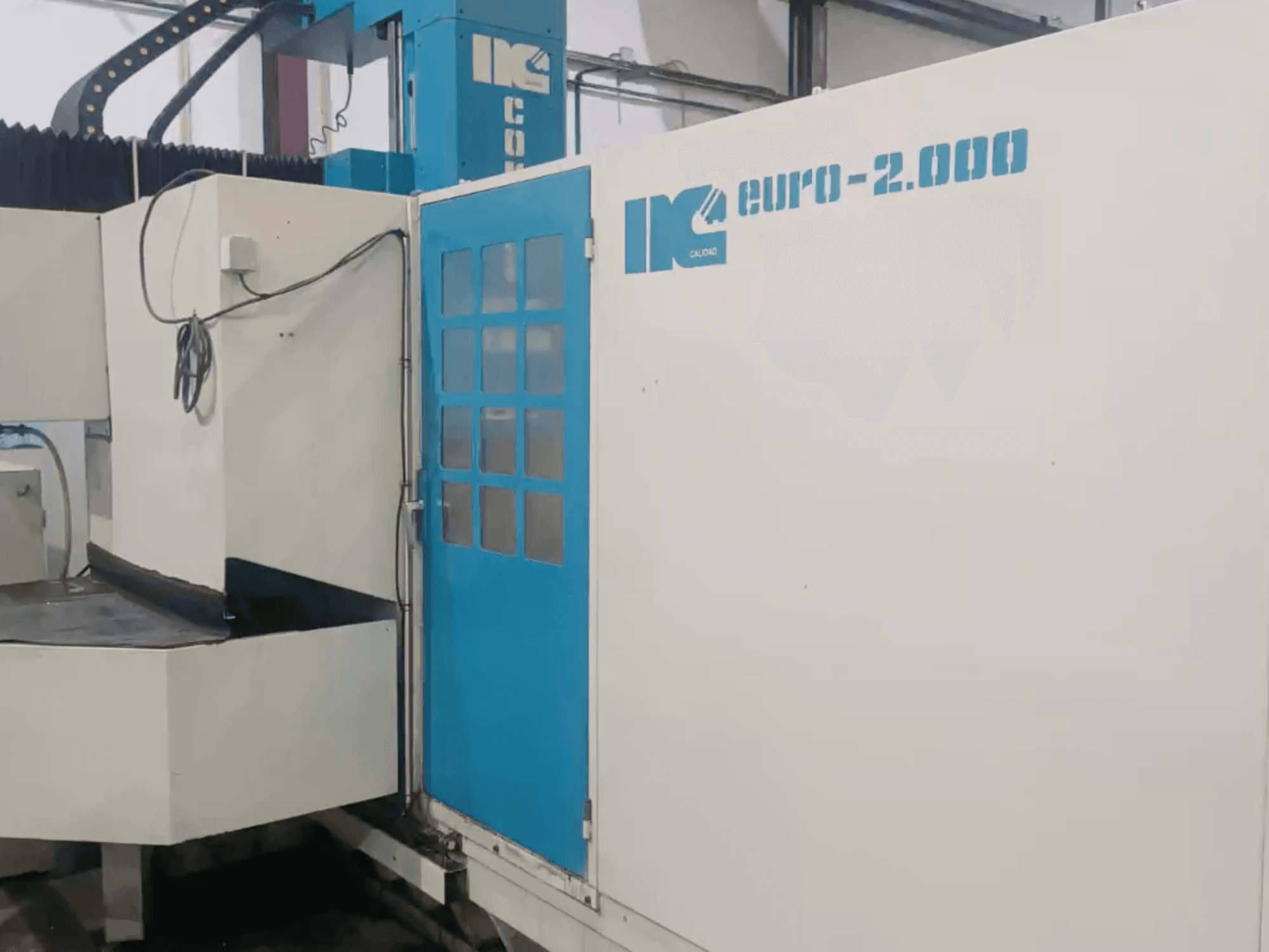 IK ipari gép, Euro-2000 modell, szemből nézve, nagy maróágy és kezelőpanel.