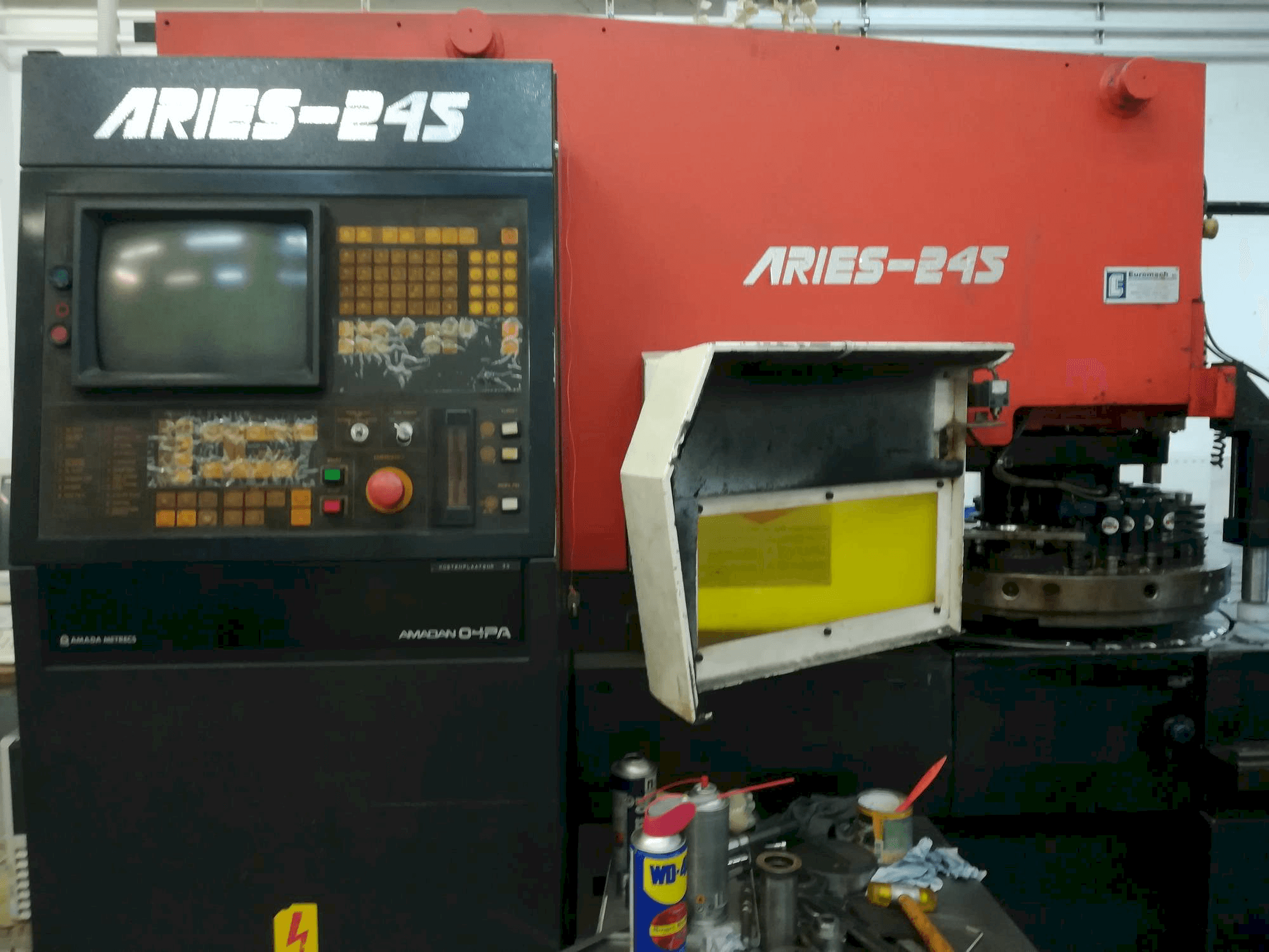 A AMADA Aries 245 20Ton gép elölnézete