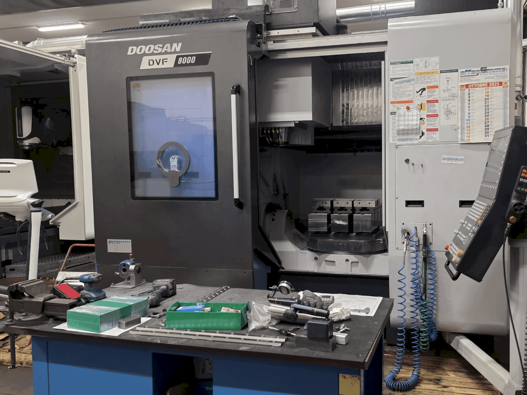 A DOOSAN DVF 8000 gép elölnézete