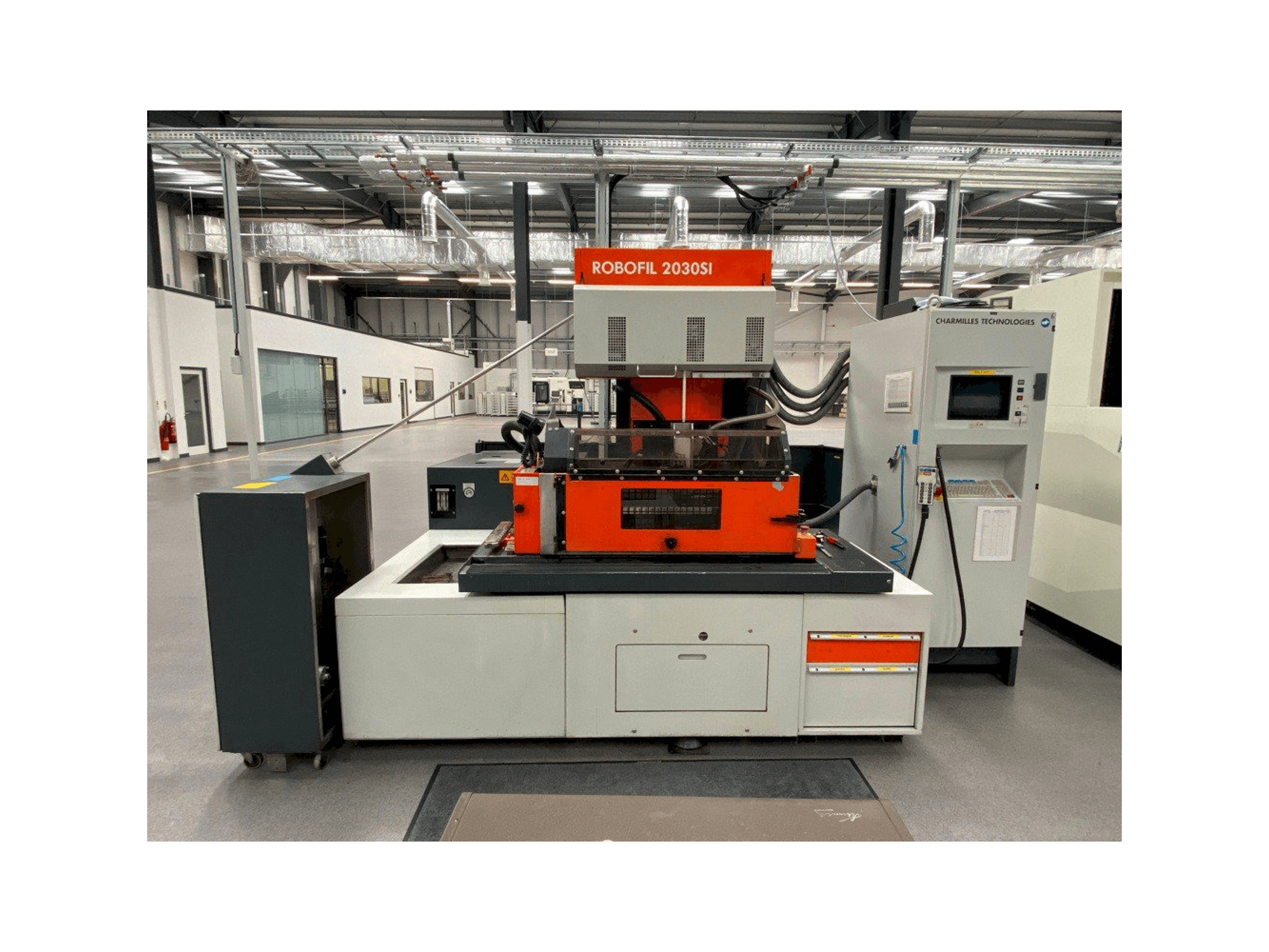 A CHARMILLES ROBOFIL 2030SI gép elölnézete