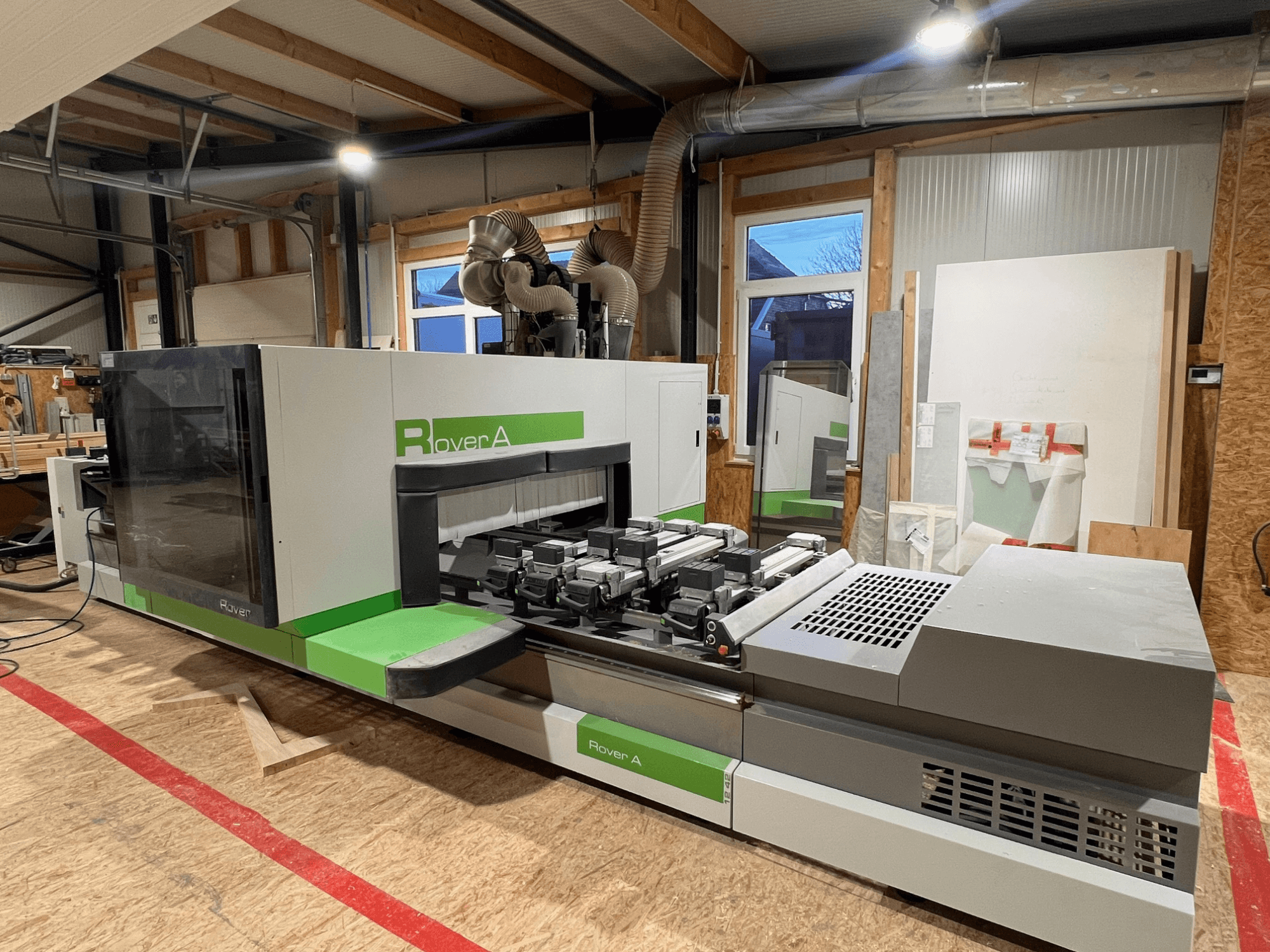 BIESSE Rover A 1242 CNC faipari megmunkálóközpont, elölnézetben a kezelőpanel és a vágási terület műhelyben.