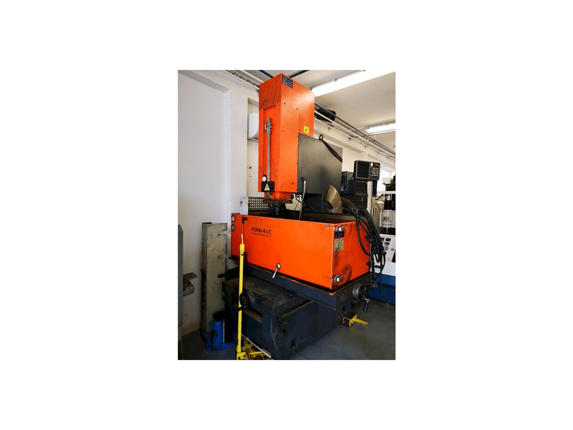 A CHARMILLES Form 4-LC gép elölnézete