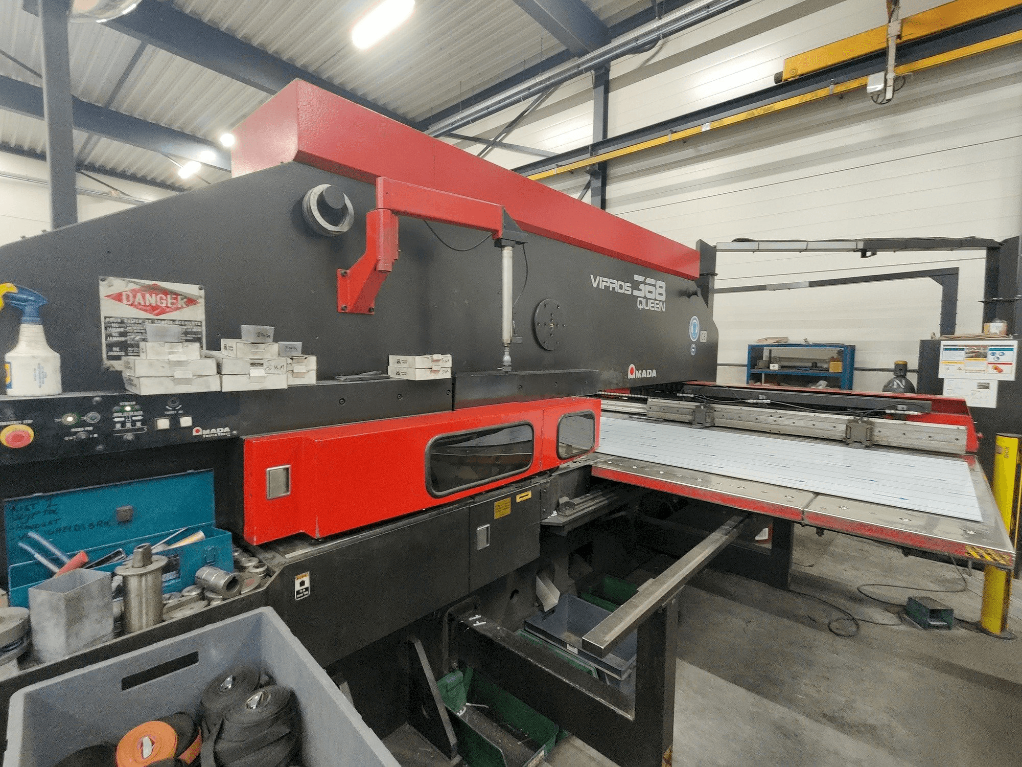 A AMADA Vipros 357 Queen gép elölnézete