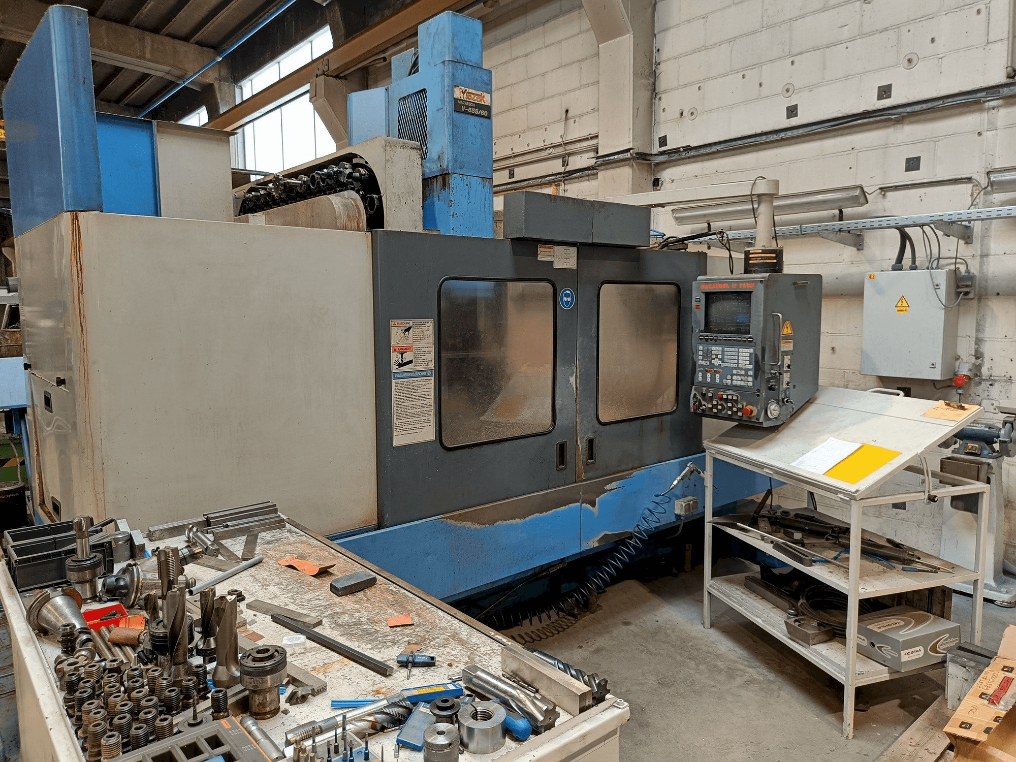 A Mazak MTV655/60 gép elölnézete