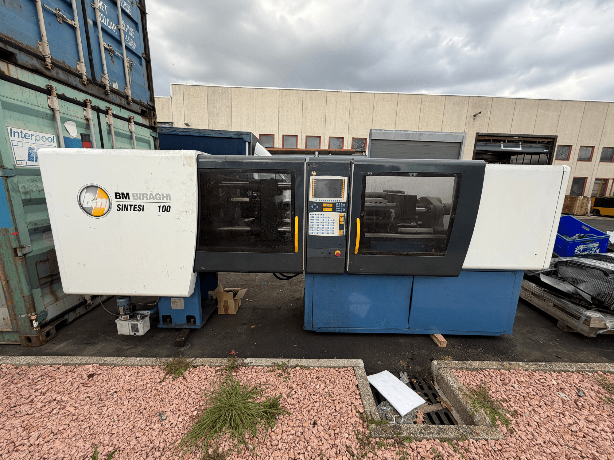 Negri Bossi BM BIRAGHI SINTESI 100 hidraulikus fröccsöntőgép, elölnézetből, a vezérlőpanel és a működési jellemzők bemutatása.