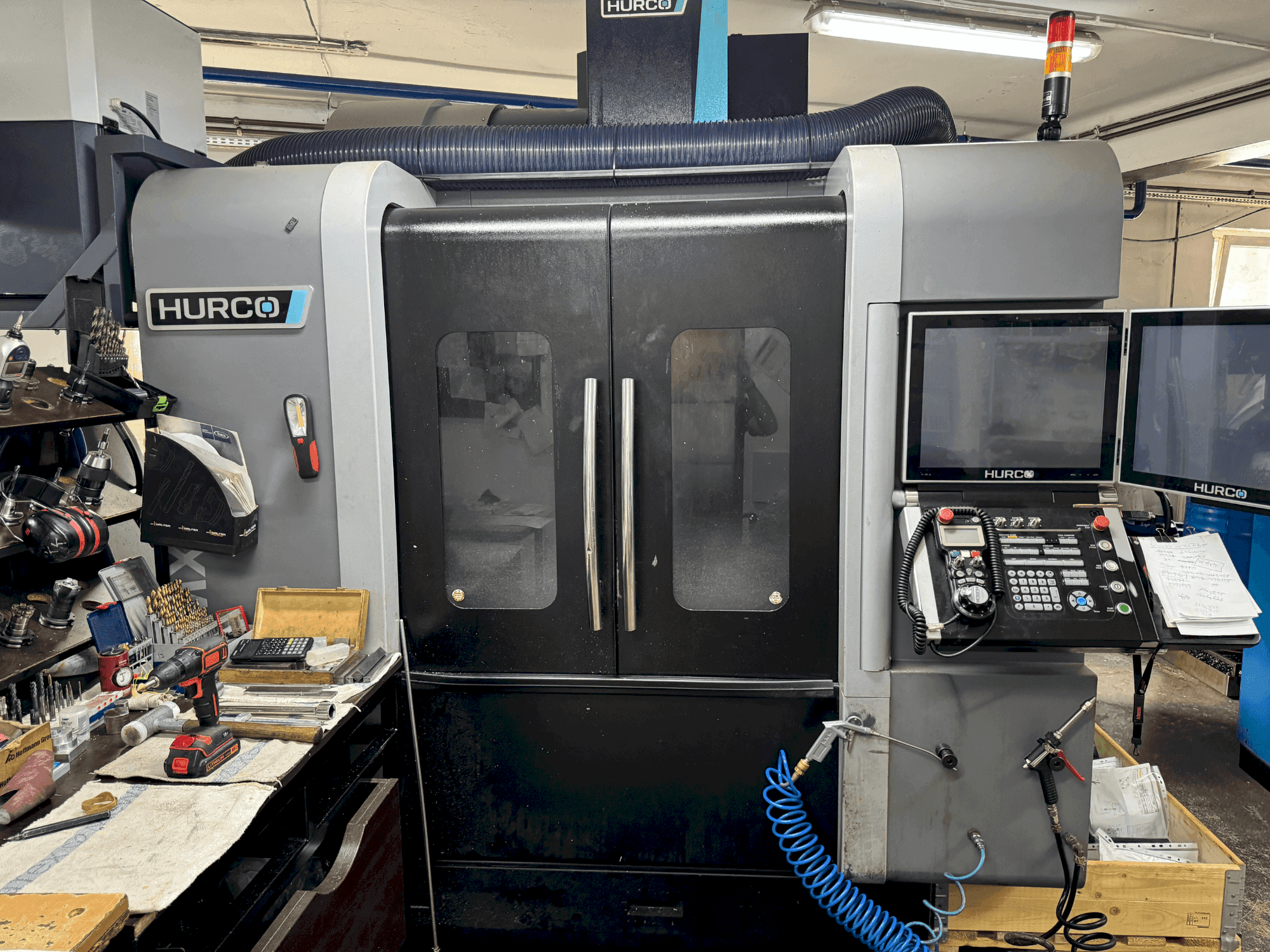 A Hurco VMX 30i gép elölnézete