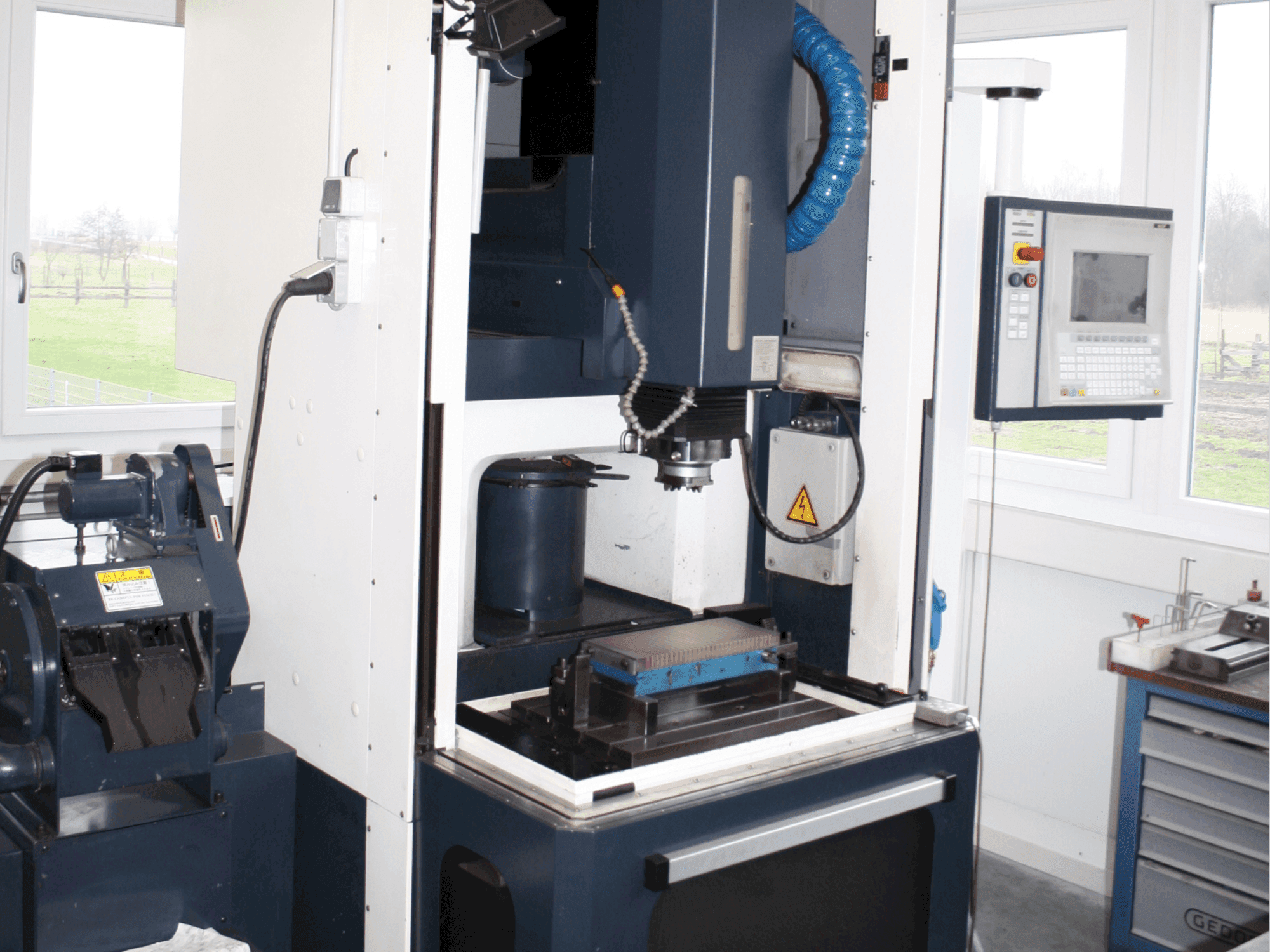 A Makino EDNC 30 gép elölnézete
