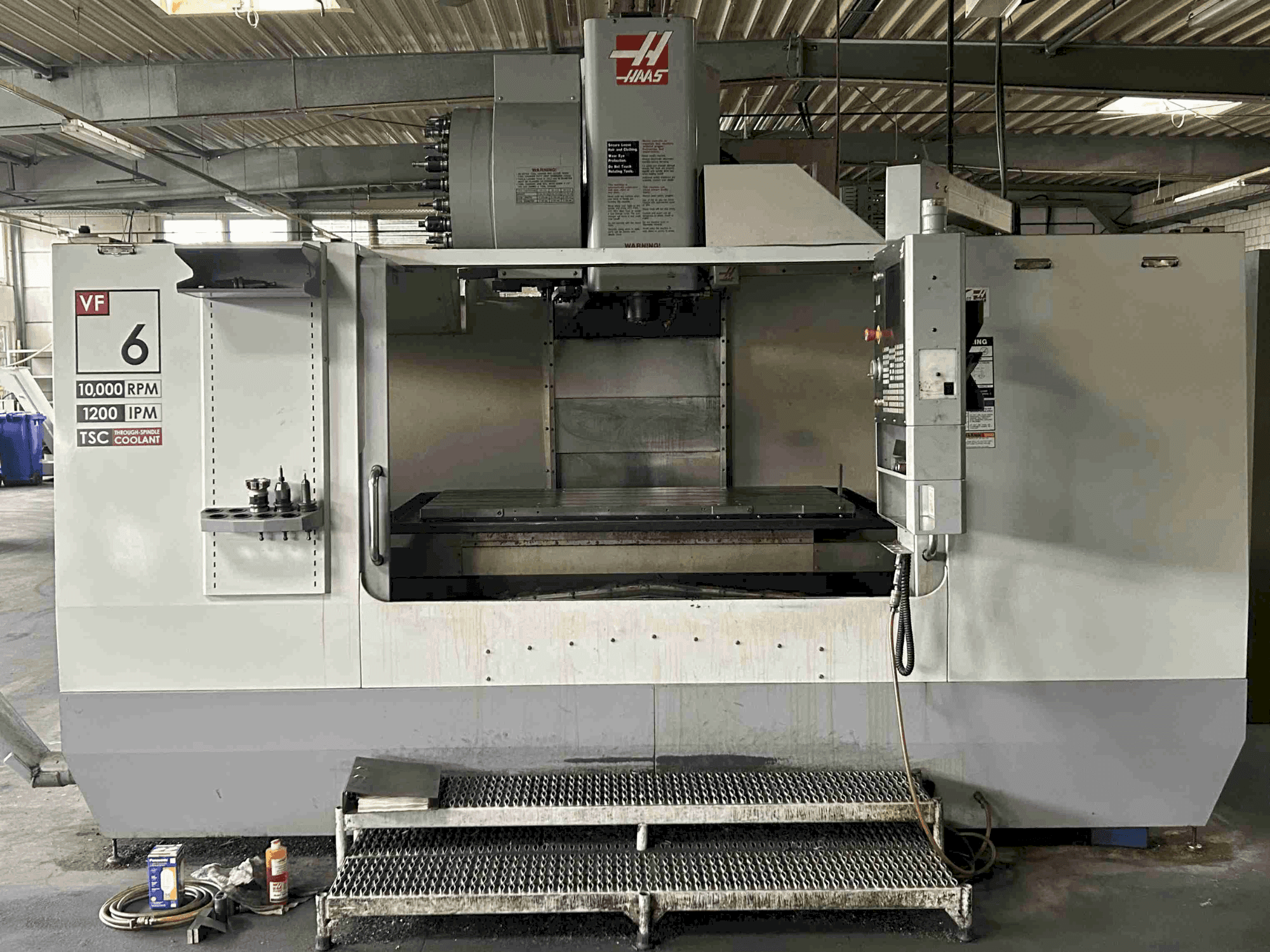 A HAAS VF 6 BHE gép elölnézete