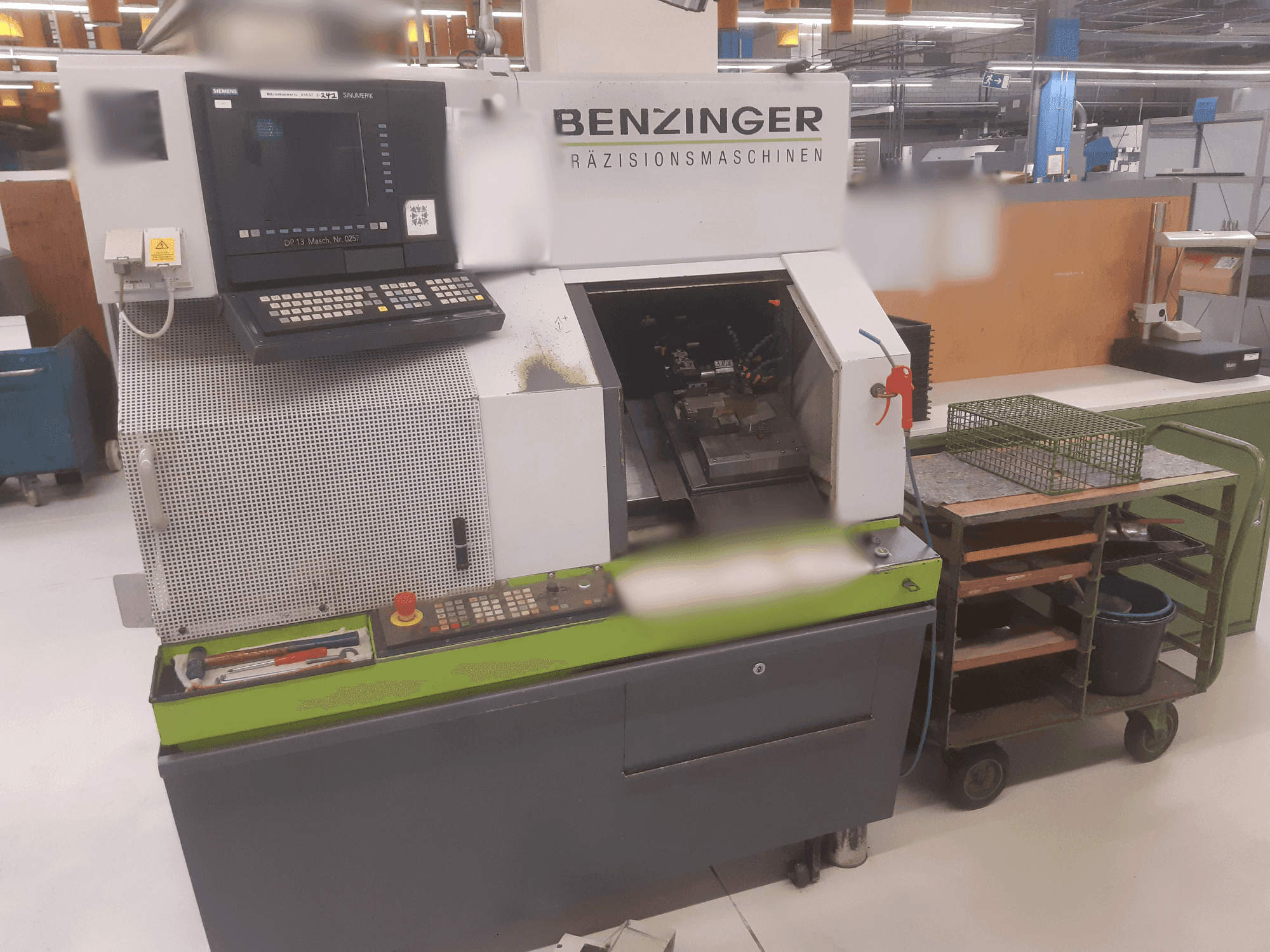 A Benzinger TNC-L gép elölnézete